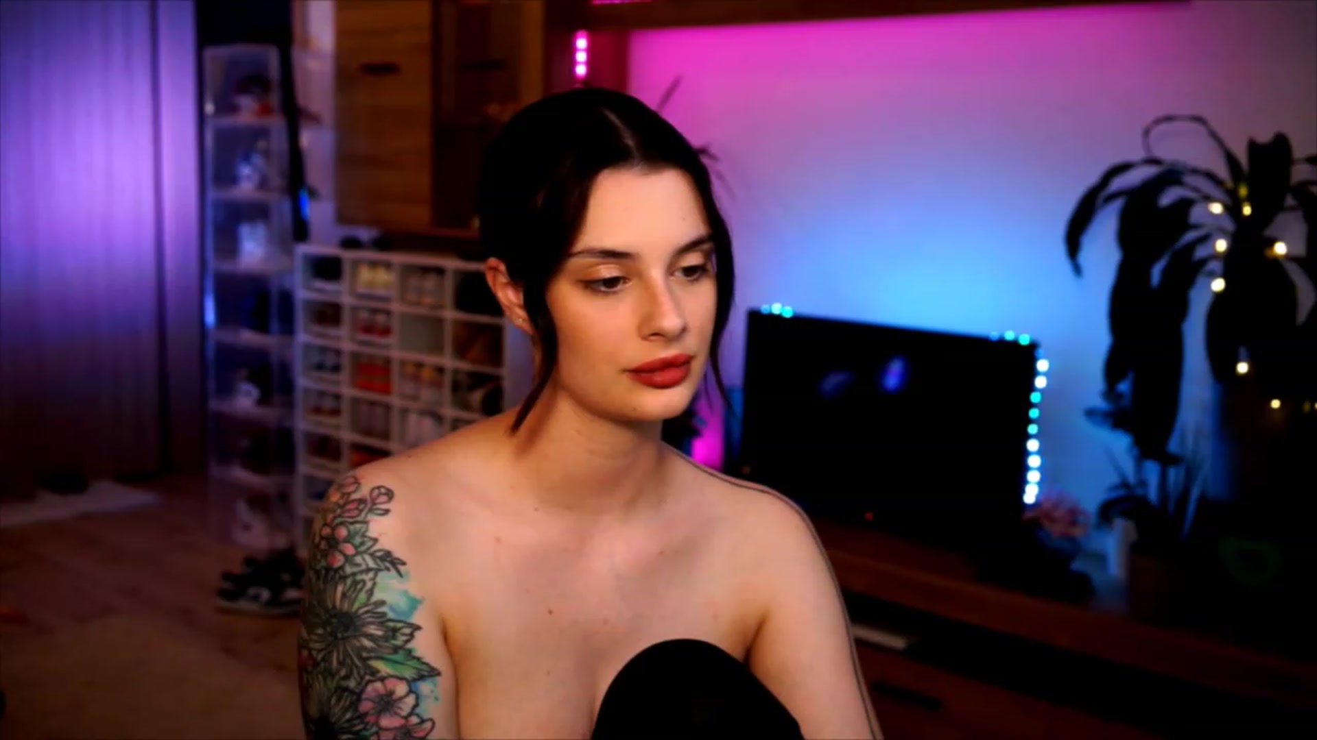Gallery image thumbnail from lucynutty's myfreecams stream on, 06/08/2023, 19:22 image 12 of 20