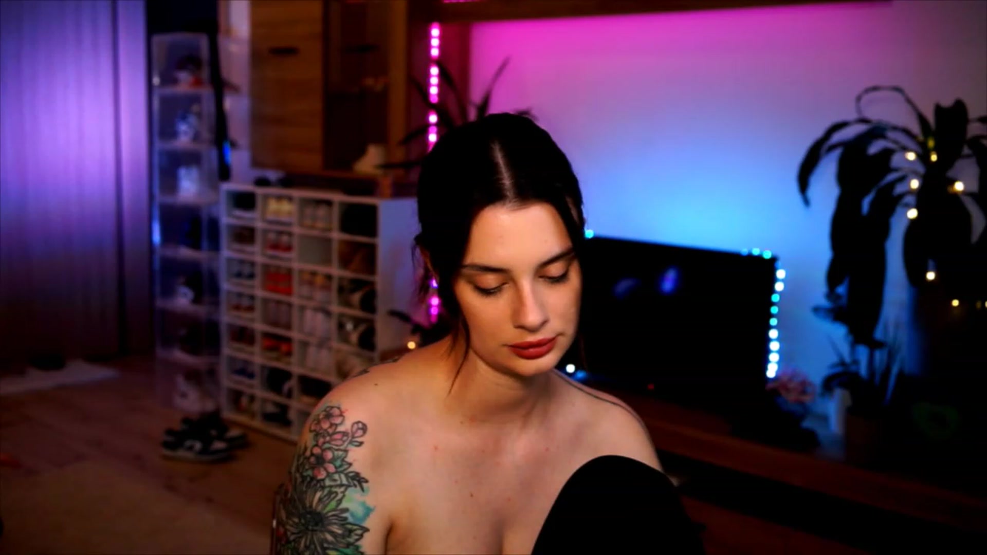 Gallery image thumbnail from lucynutty's myfreecams stream on, 06/08/2023, 19:22 image 17 of 20