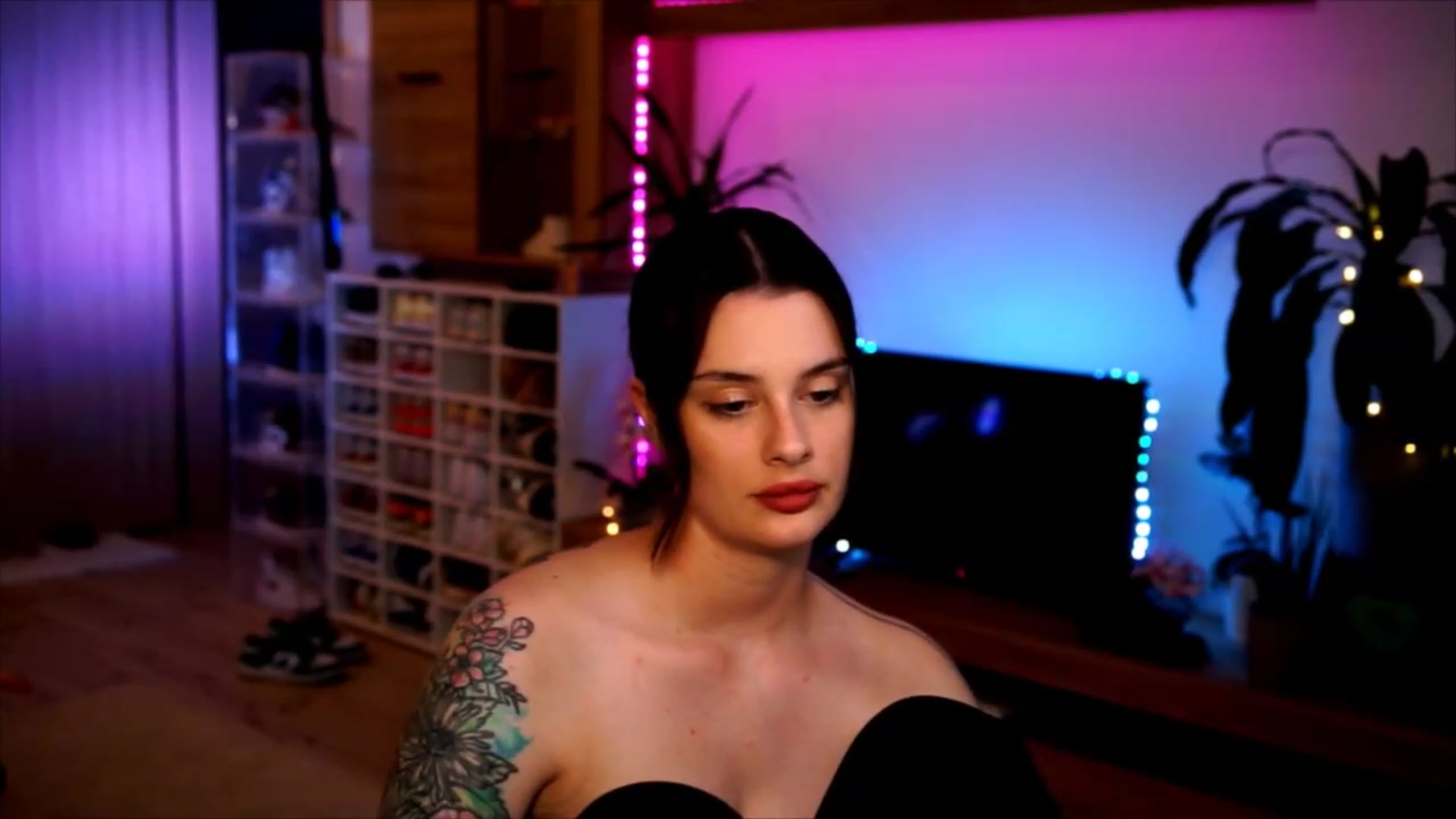 Gallery image thumbnail from lucynutty's myfreecams stream on, 06/08/2023, 19:22 image 19 of 20