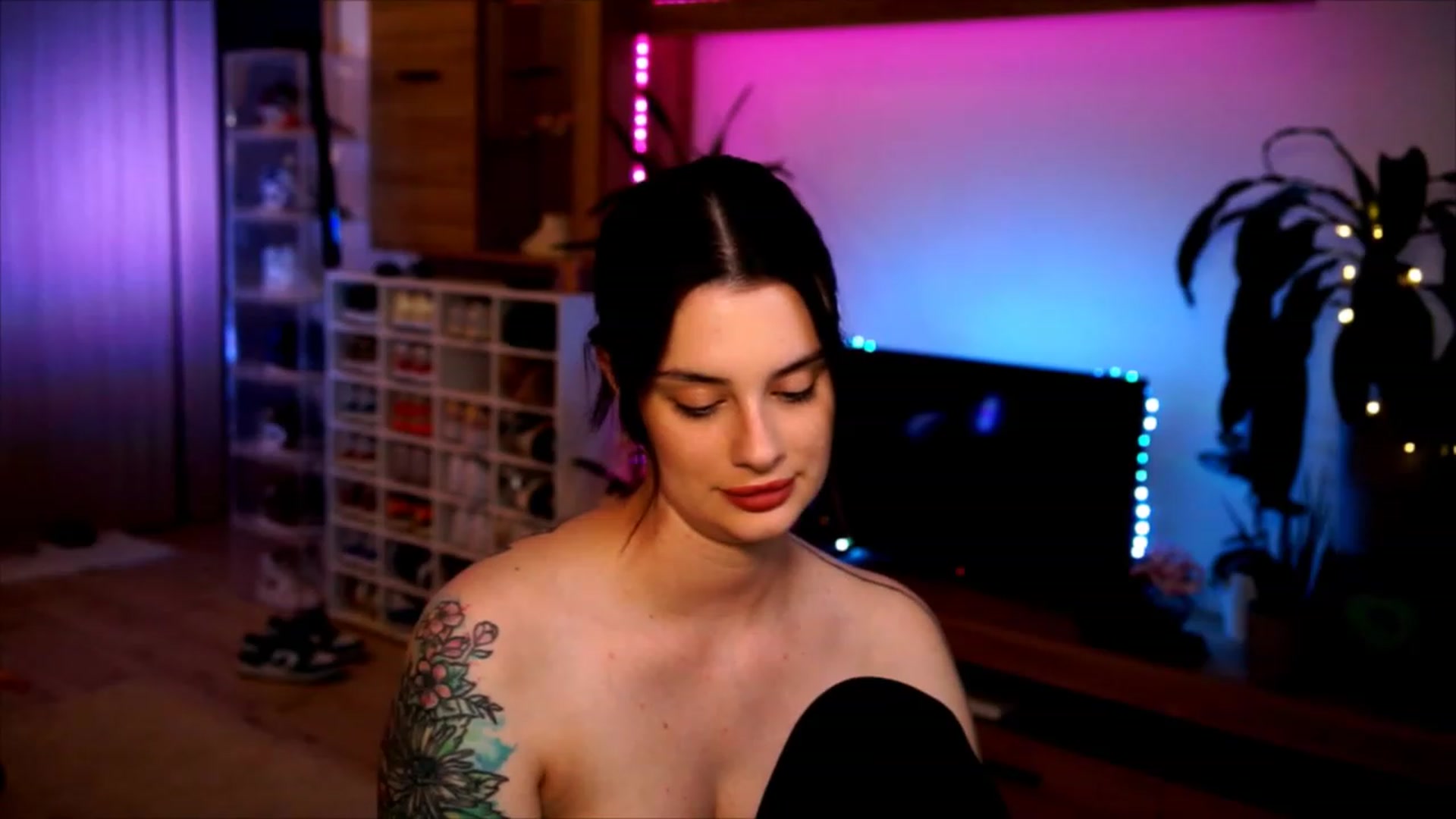 Gallery image thumbnail from lucynutty's myfreecams stream on, 06/08/2023, 19:22 image 16 of 20
