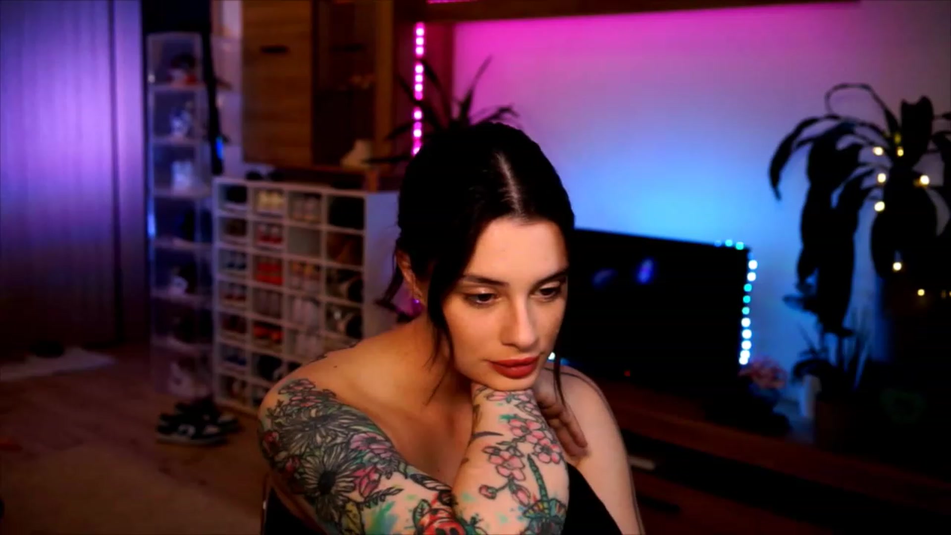 Gallery image thumbnail from lucynutty's myfreecams stream on, 06/08/2023, 19:22 image 15 of 20