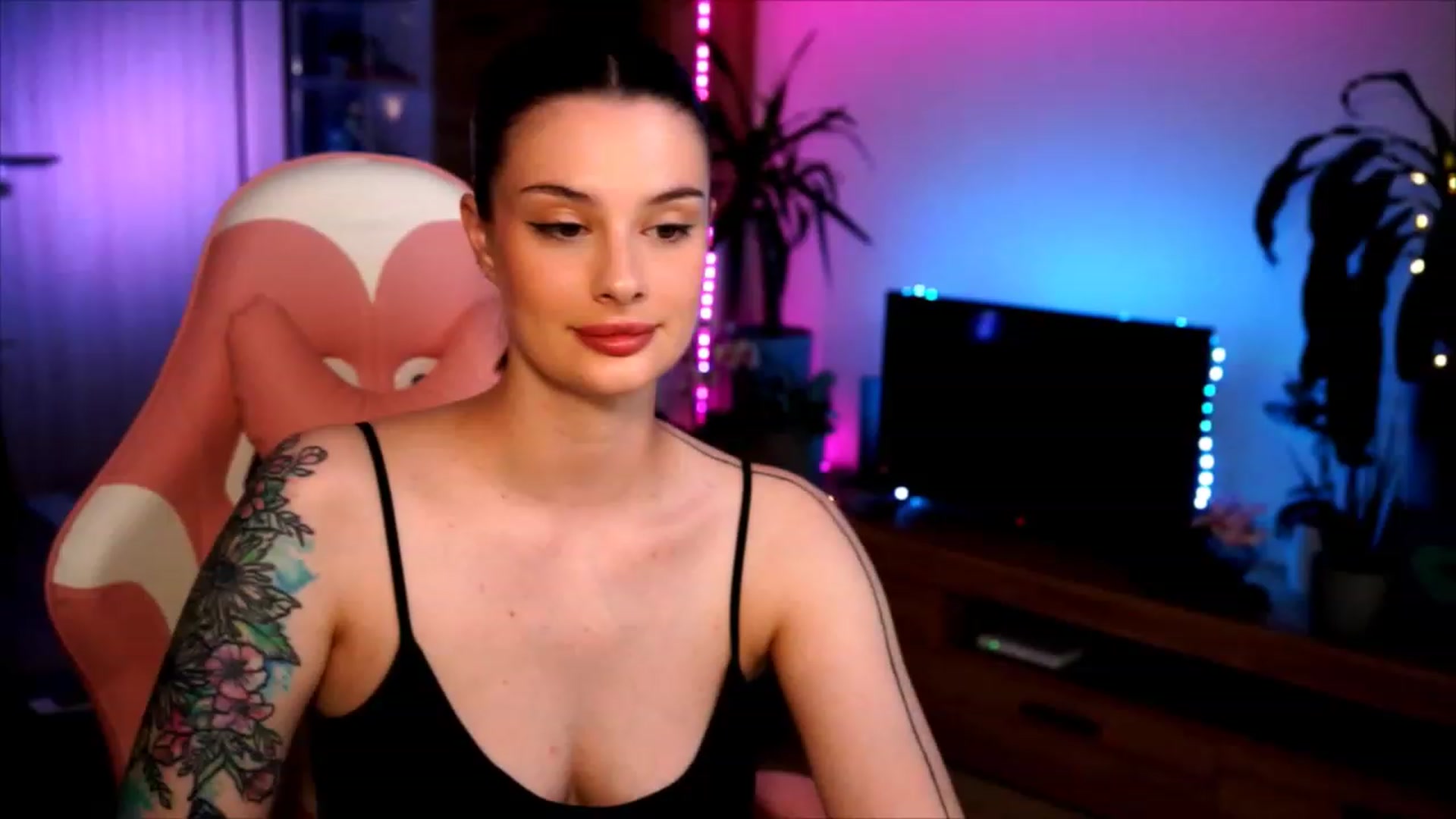 Gallery image thumbnail from lucynutty's myfreecams stream on, 06/09/2023, 18:15 image 20 of 20