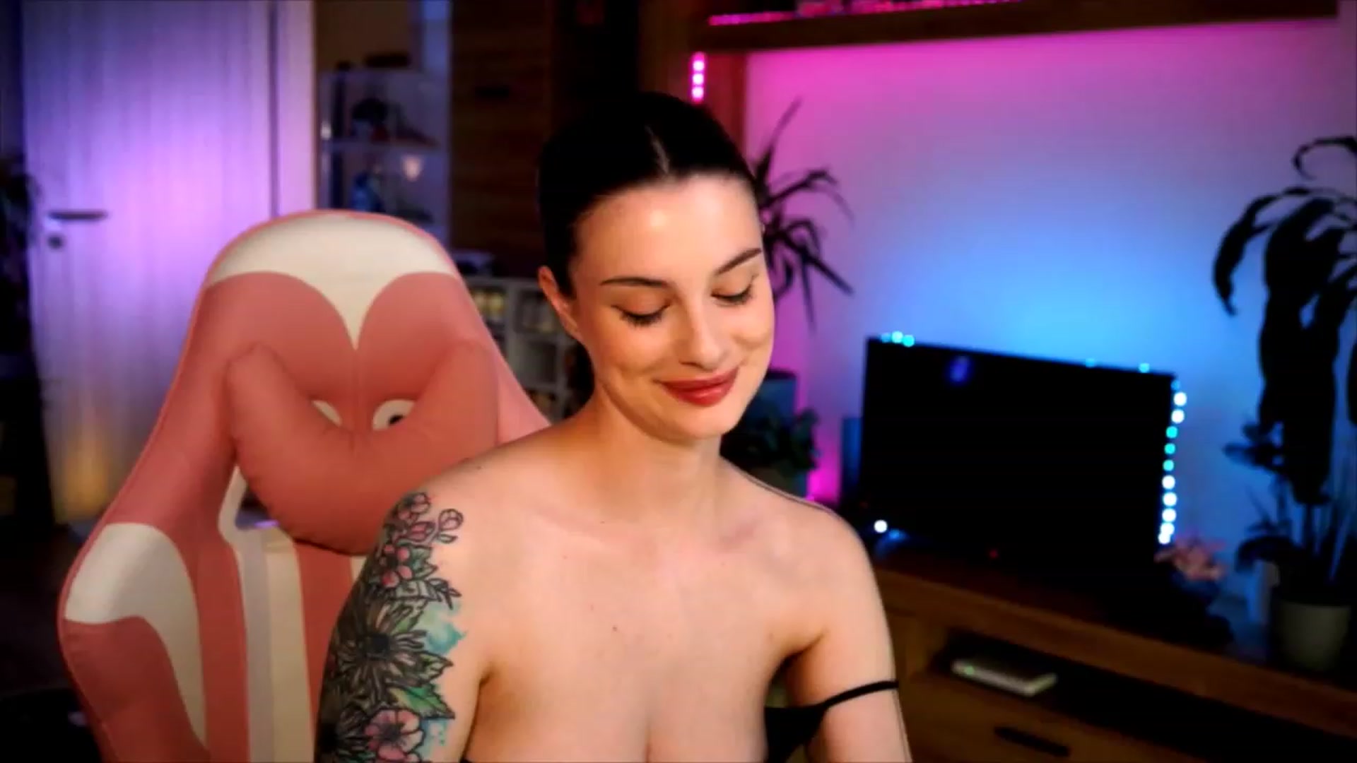 Gallery image thumbnail from lucynutty's myfreecams stream on, 06/09/2023, 18:15 image 9 of 20