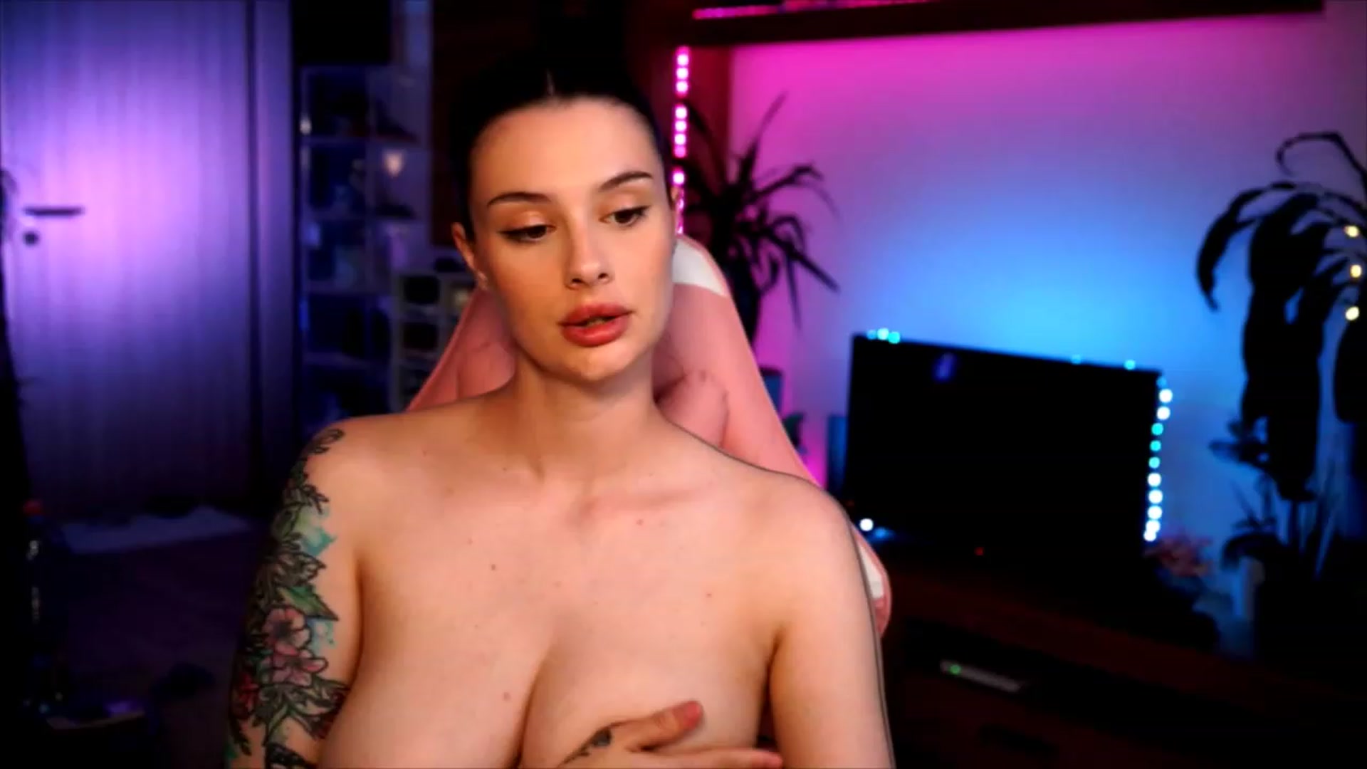 Gallery image thumbnail from lucynutty's myfreecams stream on, 06/09/2023, 19:12 image 7 of 20