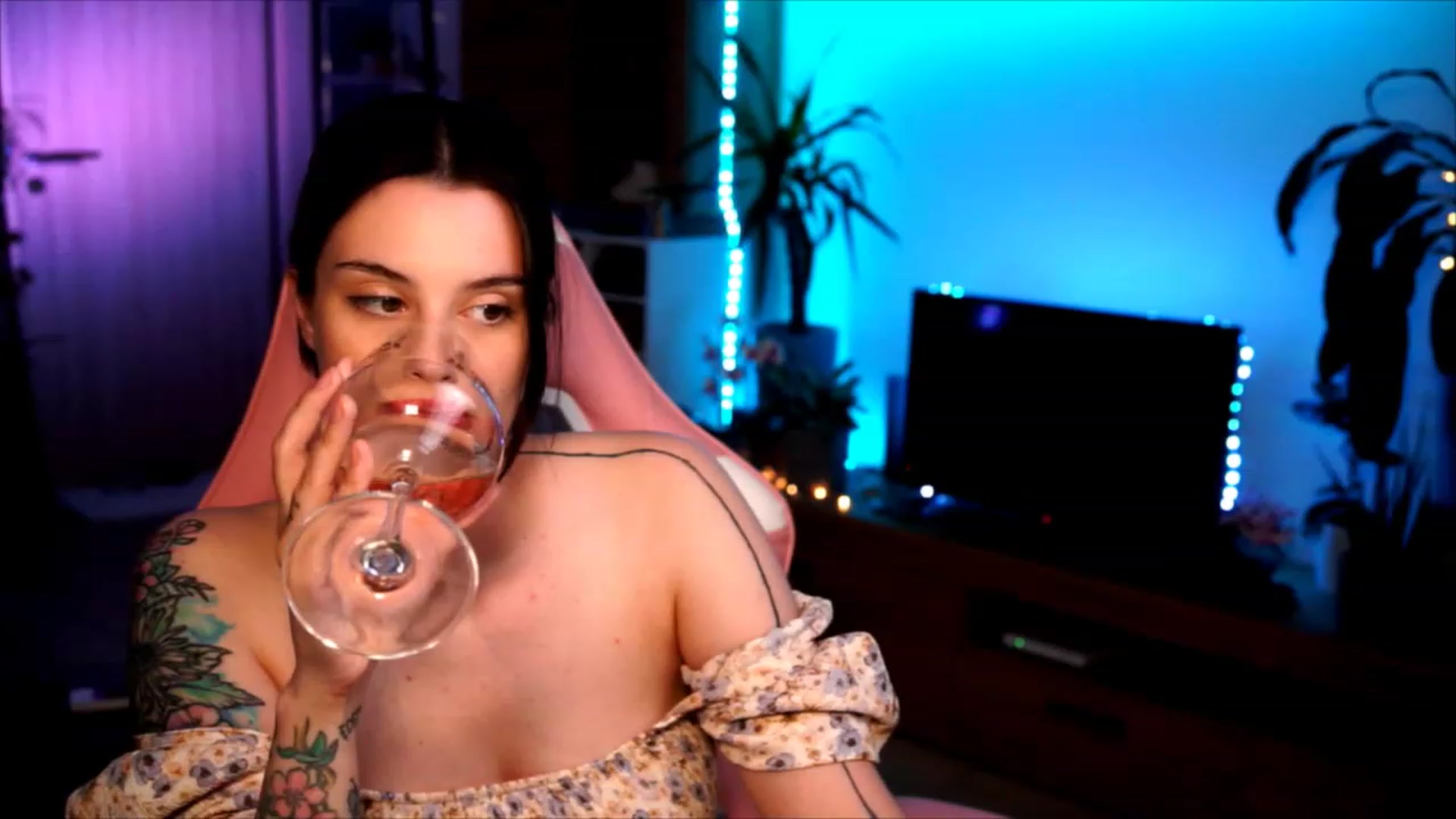 Gallery image thumbnail from lucynutty's myfreecams stream on, 06/10/2023, 20:29 image 18 of 20