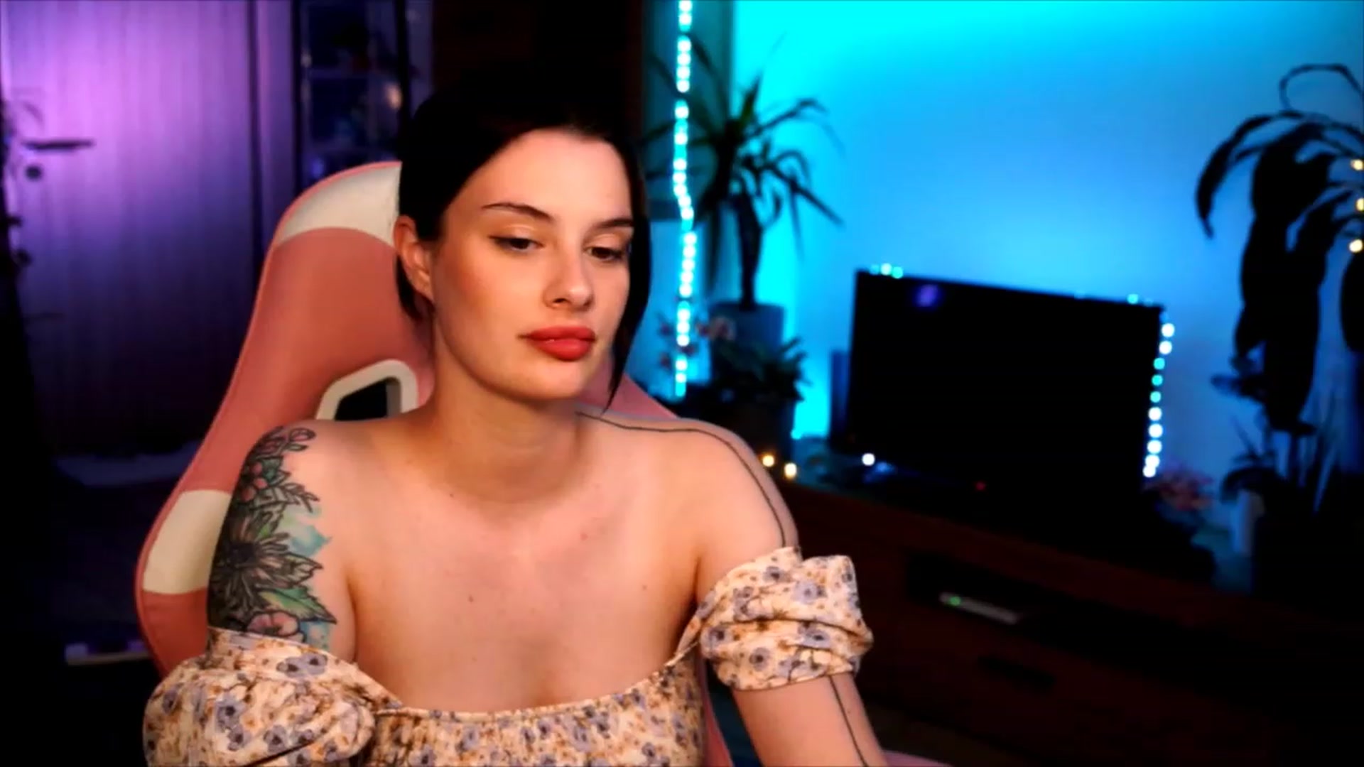 Gallery image thumbnail from lucynutty's myfreecams stream on, 06/10/2023, 20:29 image 17 of 20