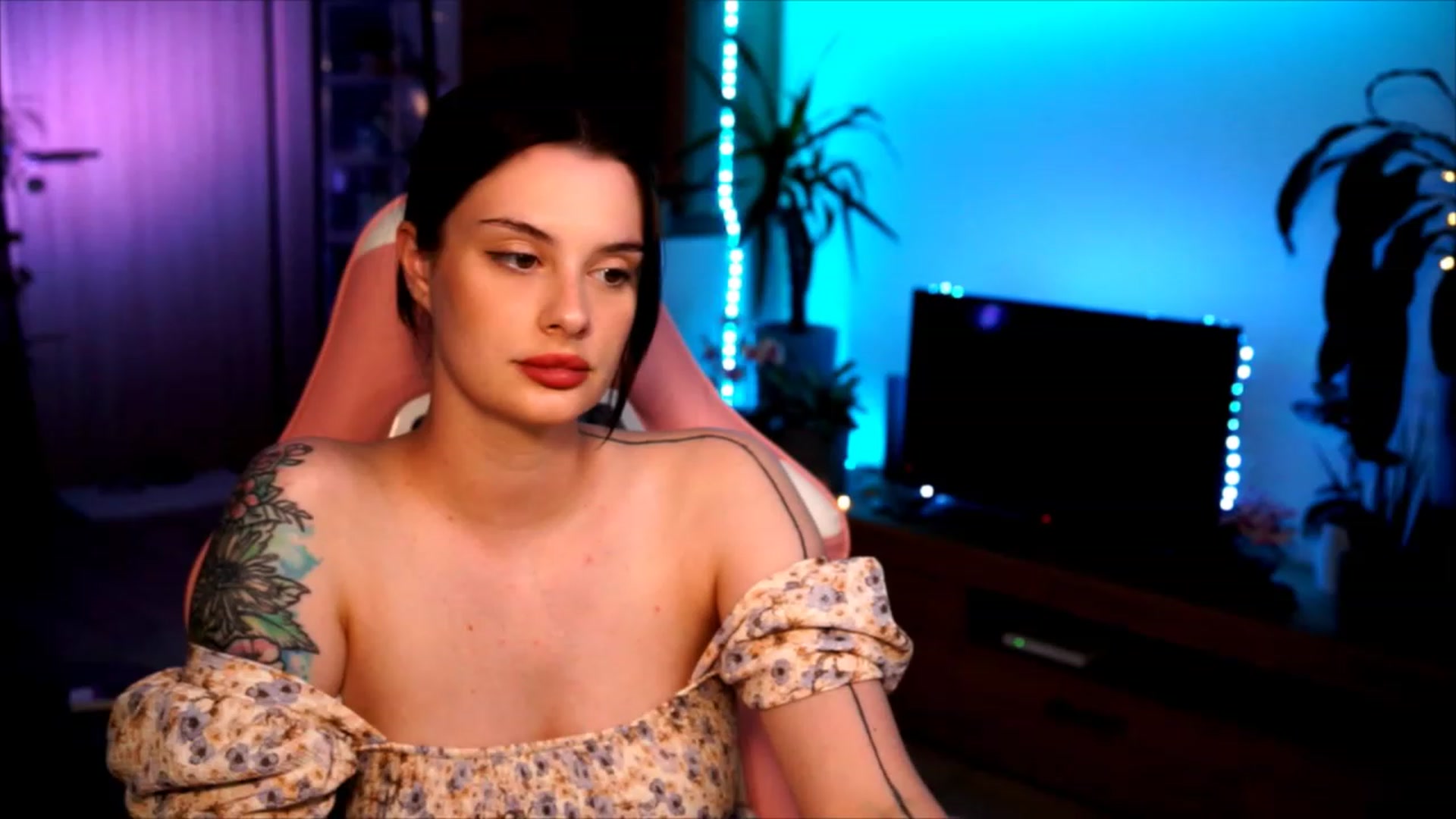 Gallery image thumbnail from lucynutty's myfreecams stream on, 06/10/2023, 20:29 image 16 of 20