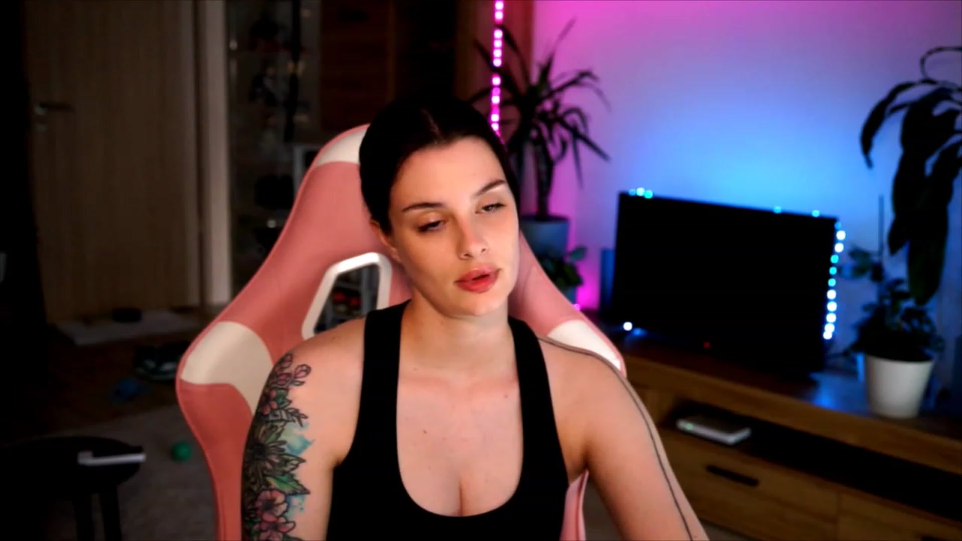 Gallery image thumbnail from lucynutty's myfreecams stream on, 06/11/2023, 11:16 image 12 of 20