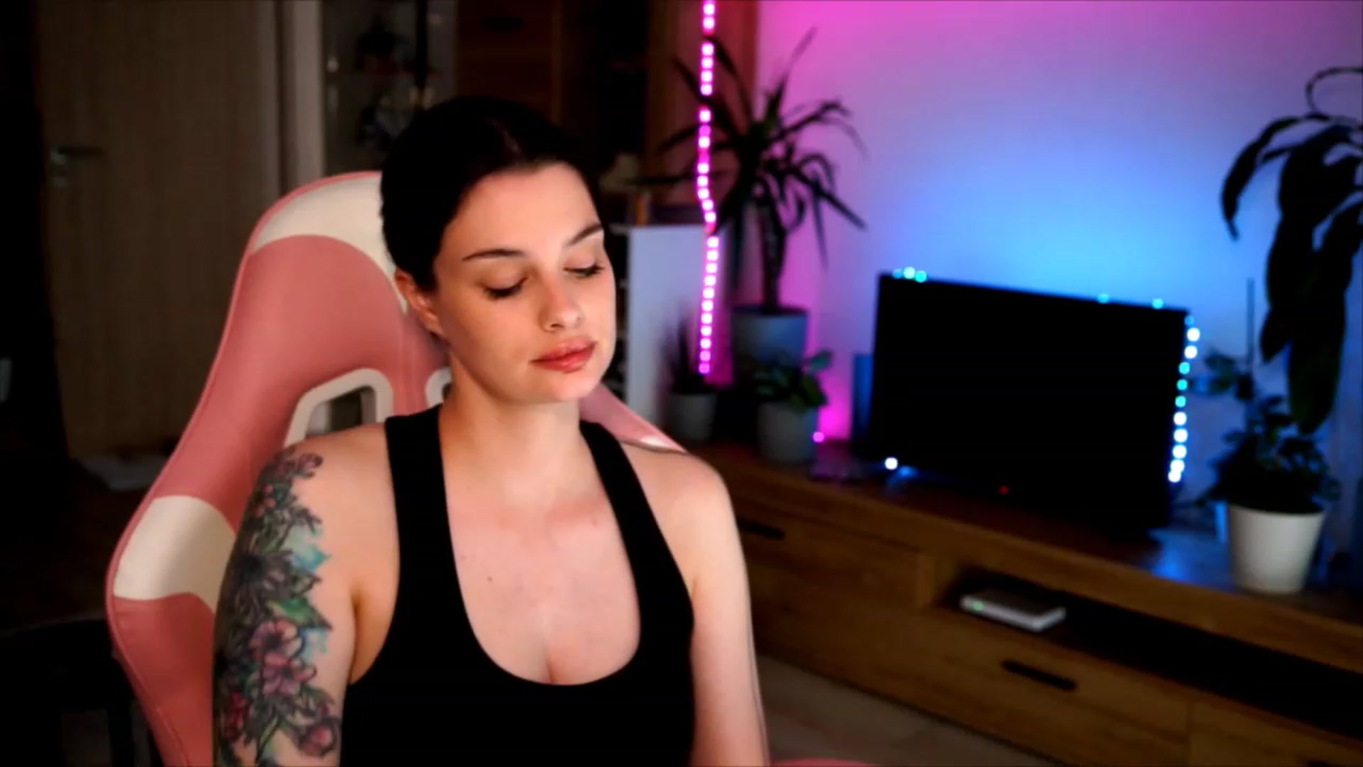 Gallery image thumbnail from lucynutty's myfreecams stream on, 06/11/2023, 11:16 image 8 of 20