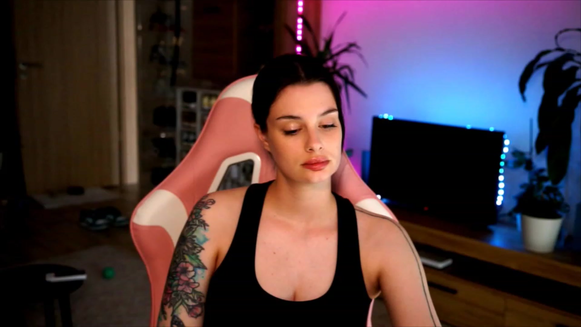 Gallery image thumbnail from lucynutty's myfreecams stream on, 06/11/2023, 11:16 image 5 of 20