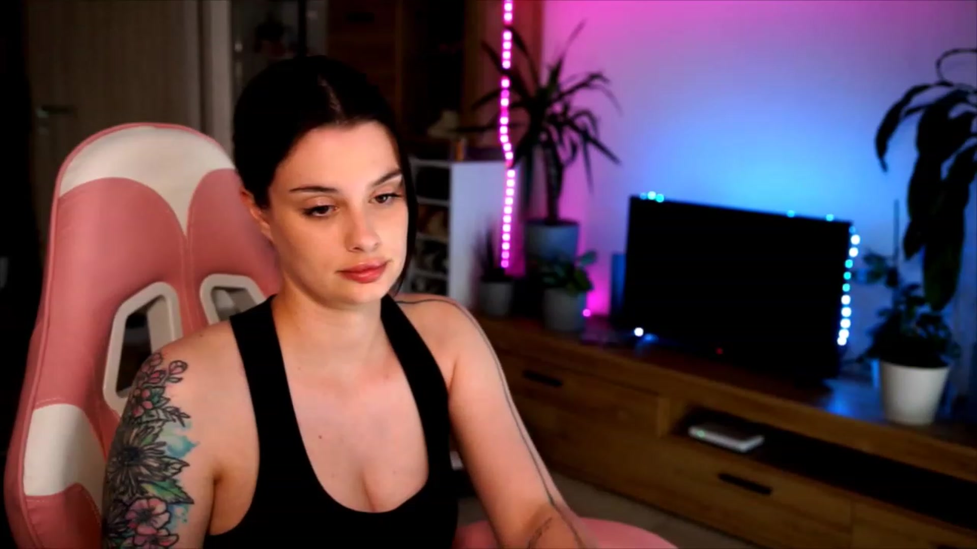 Gallery image thumbnail from lucynutty's myfreecams stream on, 06/11/2023, 11:16 image 10 of 20