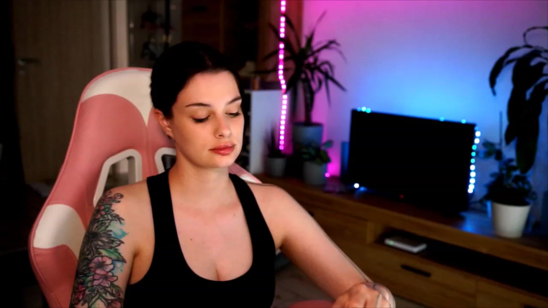 Gallery image thumbnail from lucynutty's myfreecams stream on, 06/11/2023, 11:16 image 6 of 20