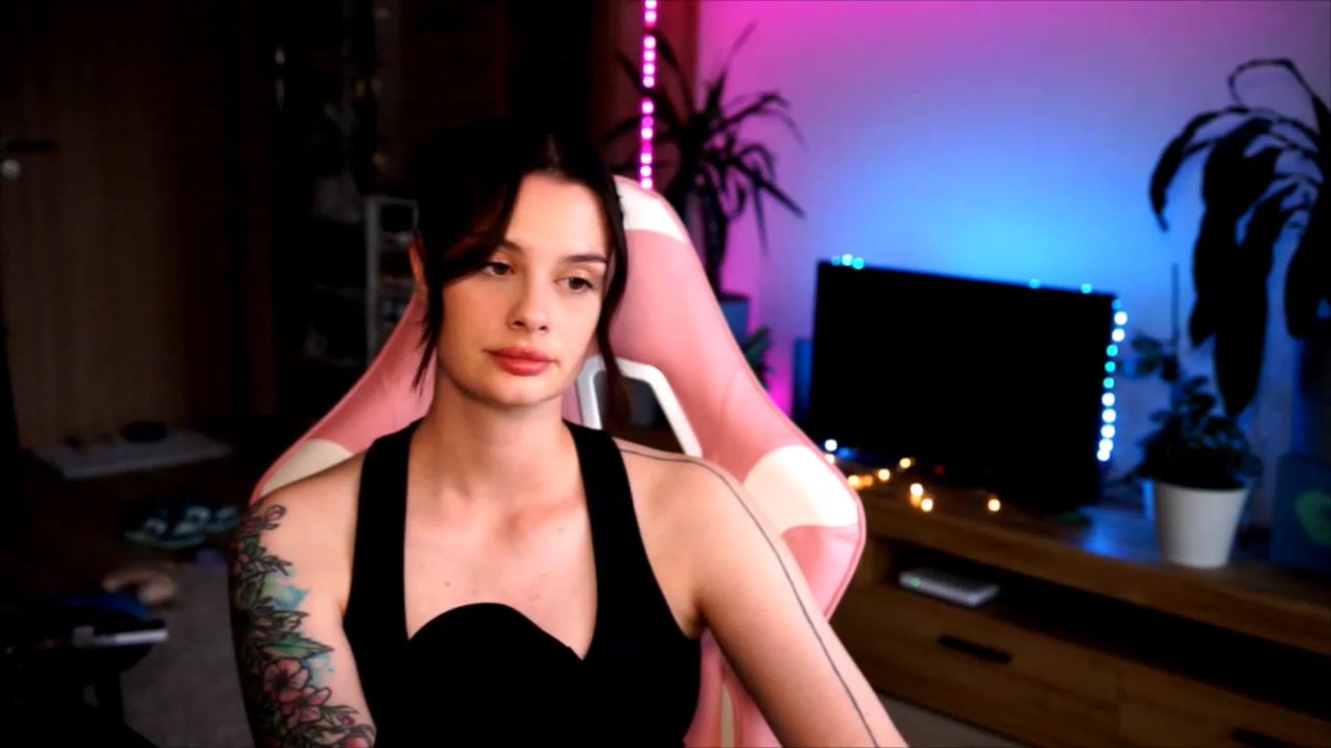 Gallery image thumbnail from lucynutty's myfreecams stream on, 06/11/2023, 18:08 image 18 of 20