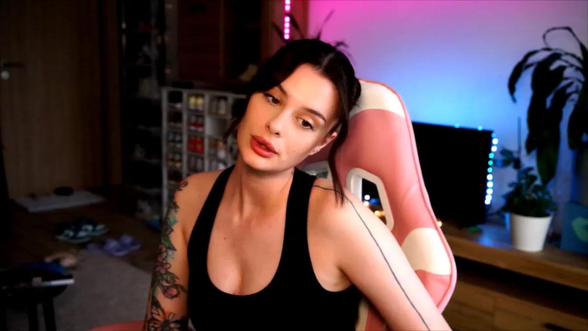 Gallery image thumbnail from lucynutty's myfreecams stream on, 06/11/2023, 18:08 image 8 of 20