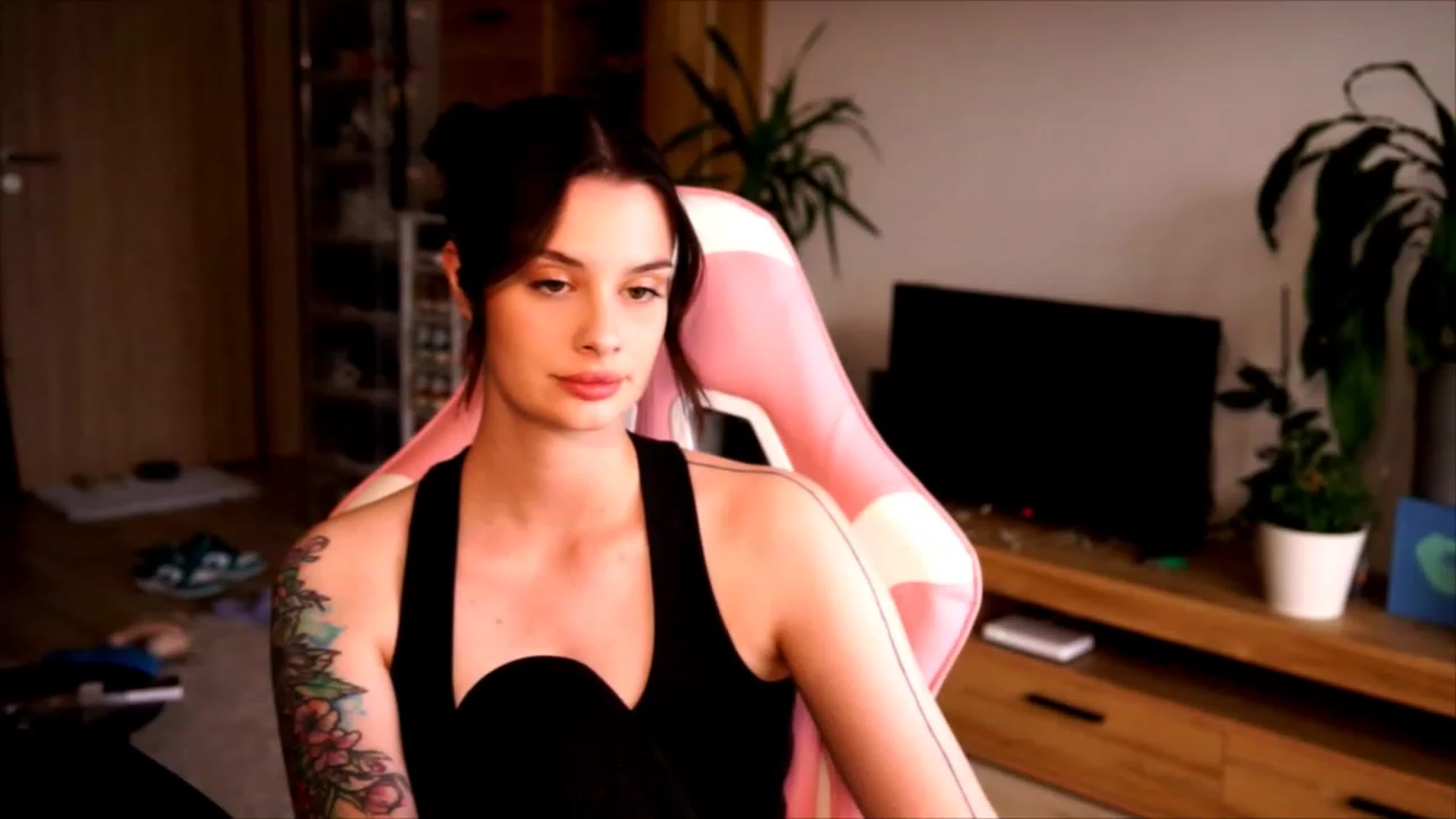 Gallery image thumbnail from lucynutty's myfreecams stream on, 06/11/2023, 18:08 image 1 of 20