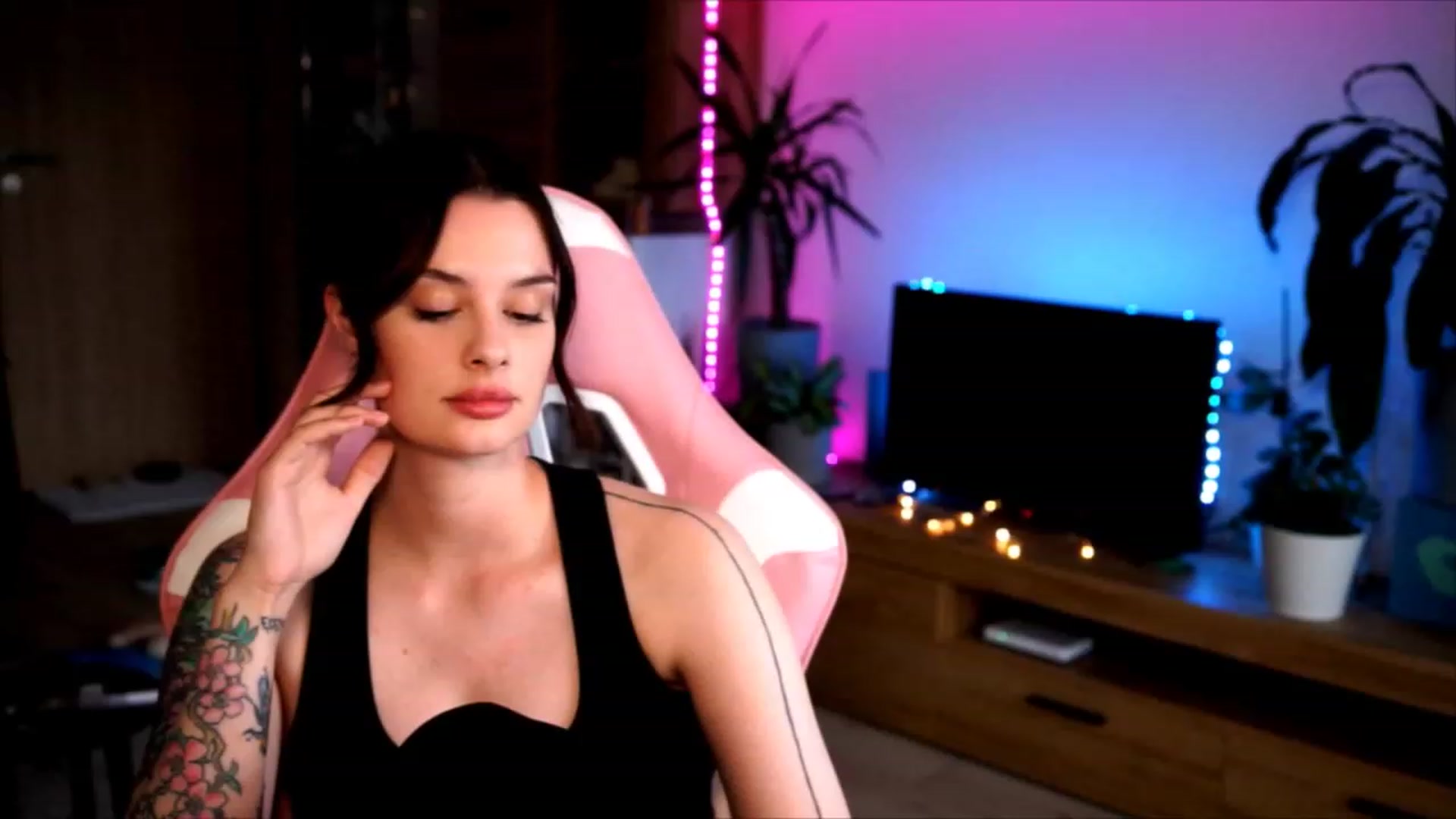 Gallery image thumbnail from lucynutty's myfreecams stream on, 06/11/2023, 18:08 image 16 of 20