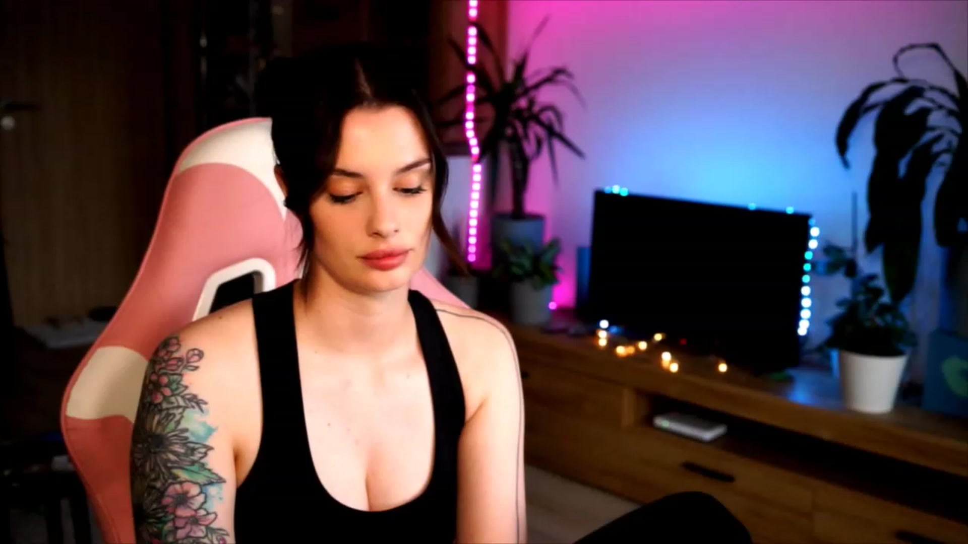 Gallery image thumbnail from lucynutty's myfreecams stream on, 06/11/2023, 18:08 image 14 of 20