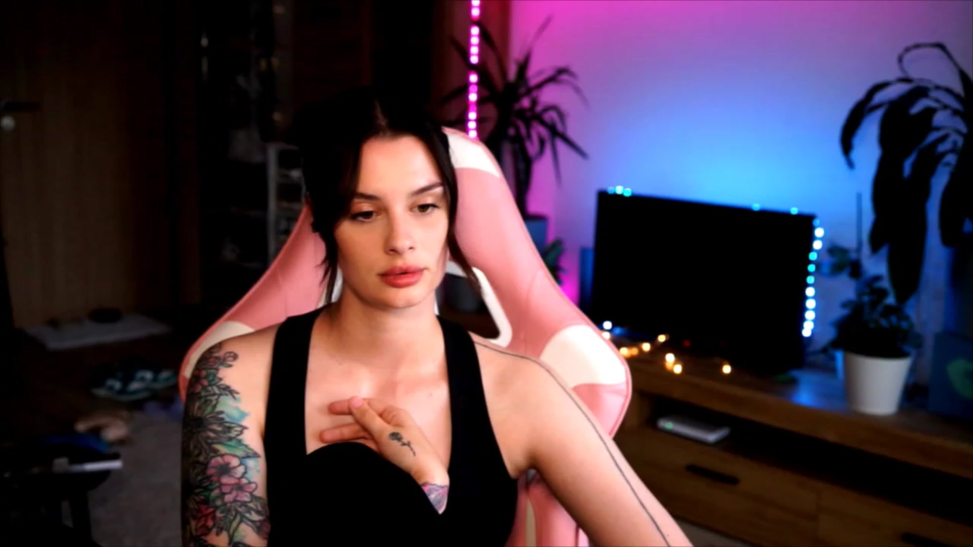Gallery image thumbnail from lucynutty's myfreecams stream on, 06/11/2023, 18:08 image 19 of 20