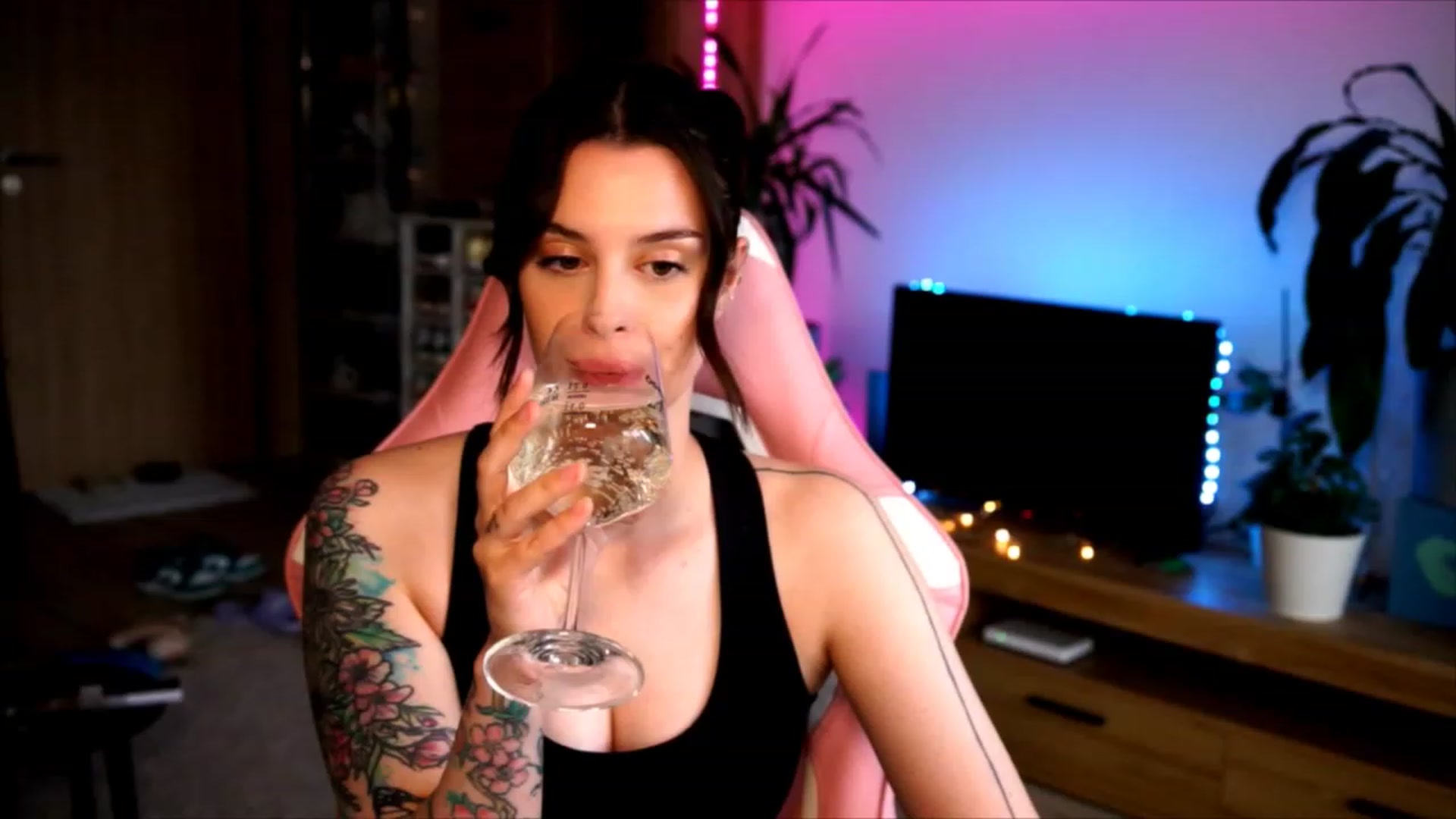 Gallery image thumbnail from lucynutty's myfreecams stream on, 06/11/2023, 18:08 image 11 of 20