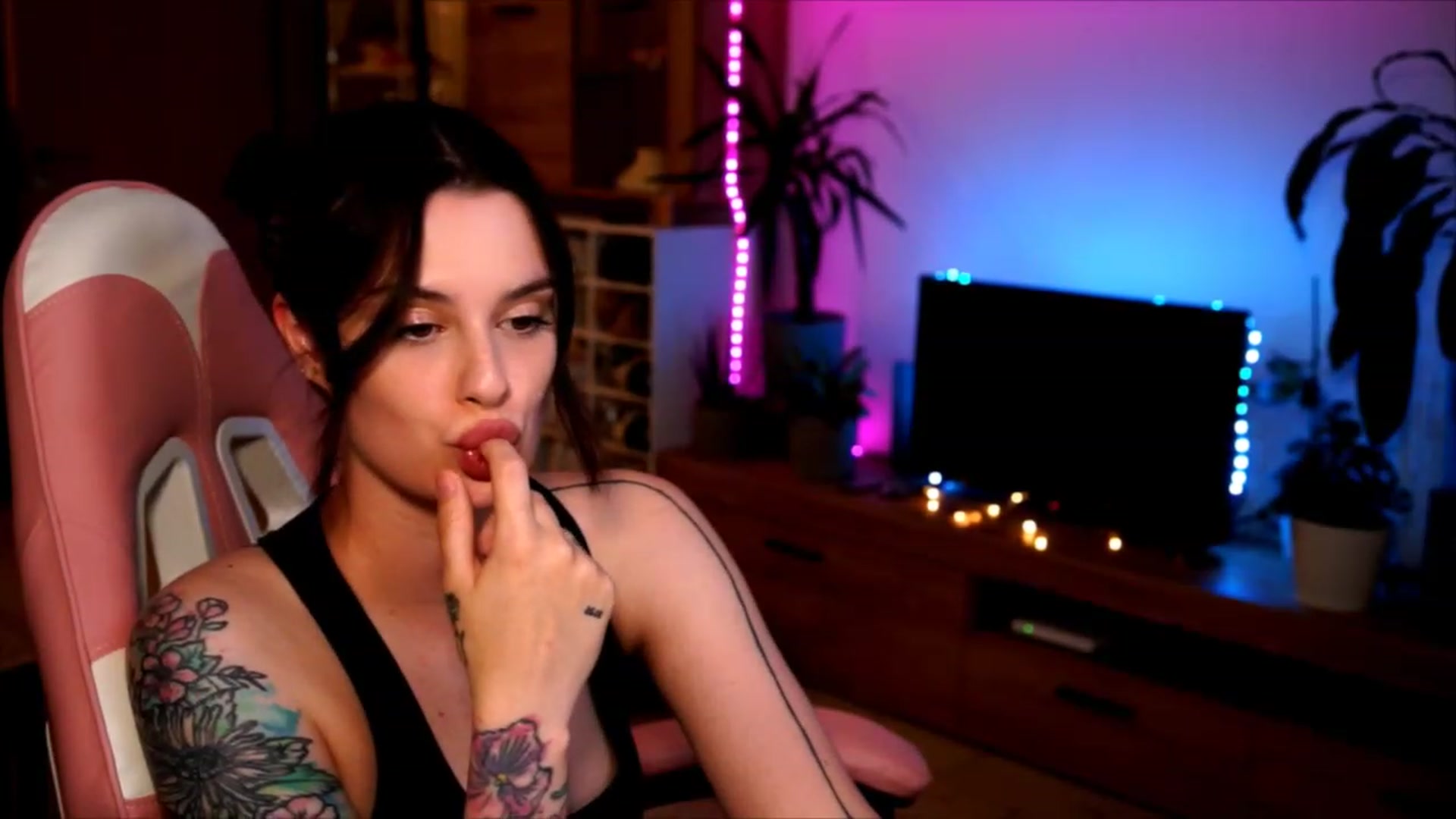 Gallery image thumbnail from lucynutty's myfreecams stream on, 06/11/2023, 19:50 image 20 of 20