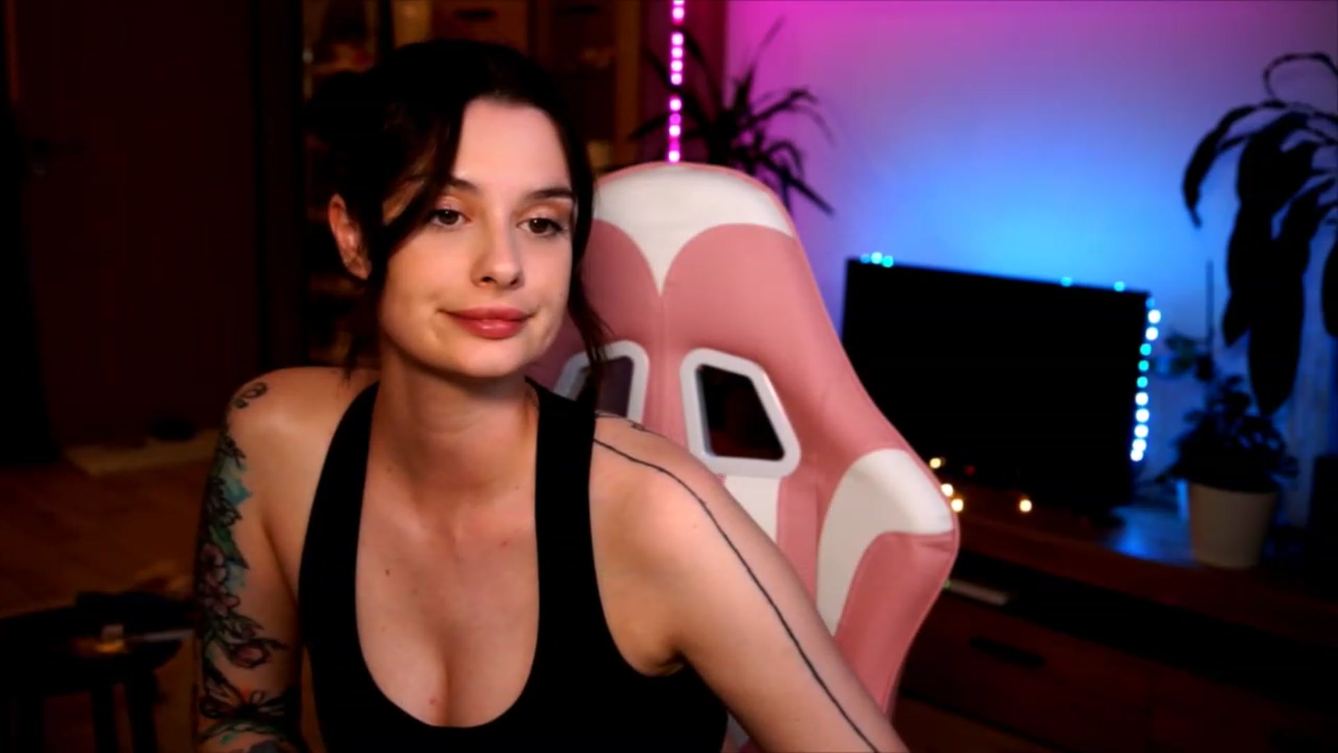 Gallery image thumbnail from lucynutty's myfreecams stream on, 06/11/2023, 19:50 image 12 of 20