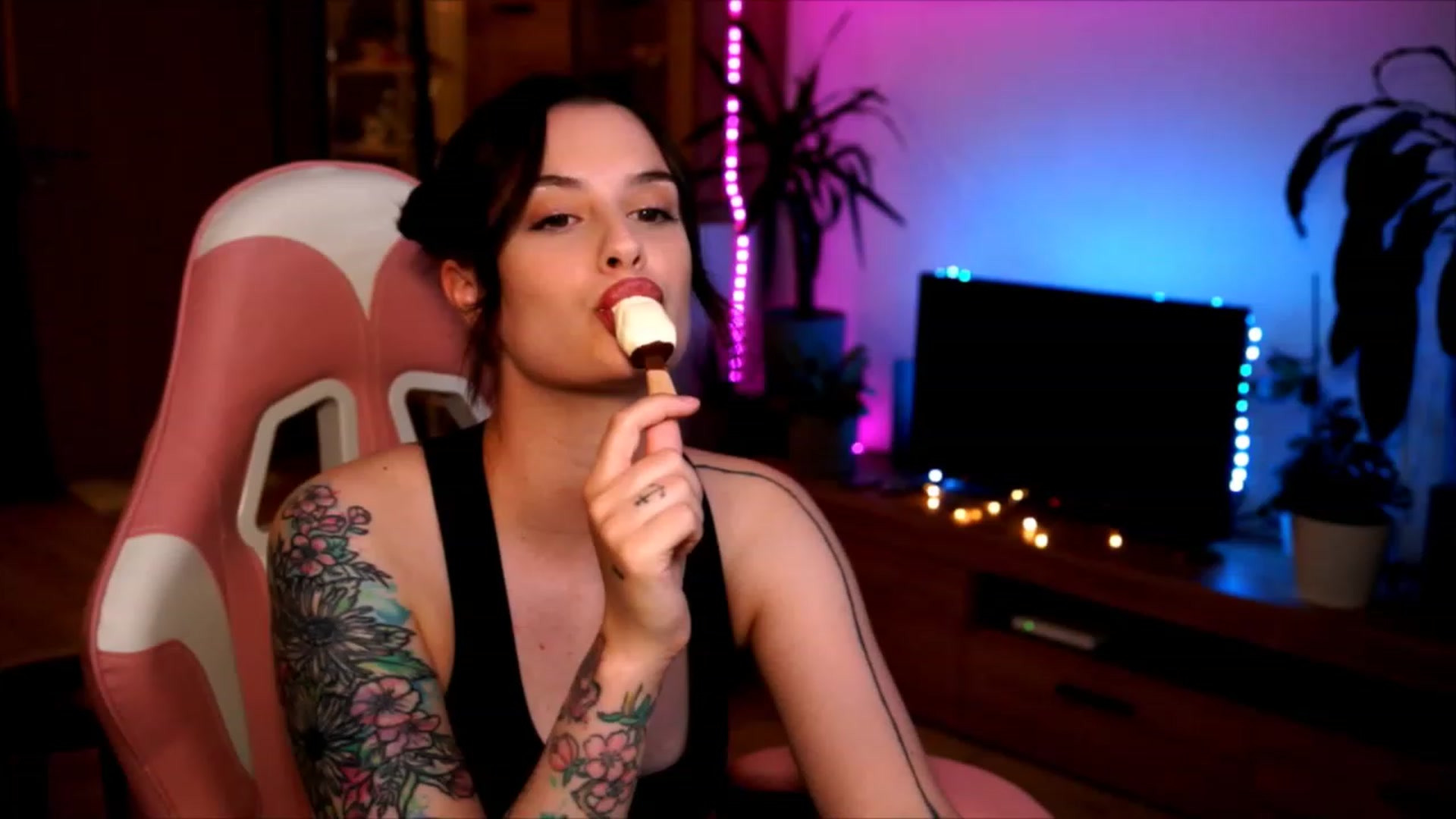 Gallery image thumbnail from lucynutty's myfreecams stream on, 06/11/2023, 19:50 image 9 of 20