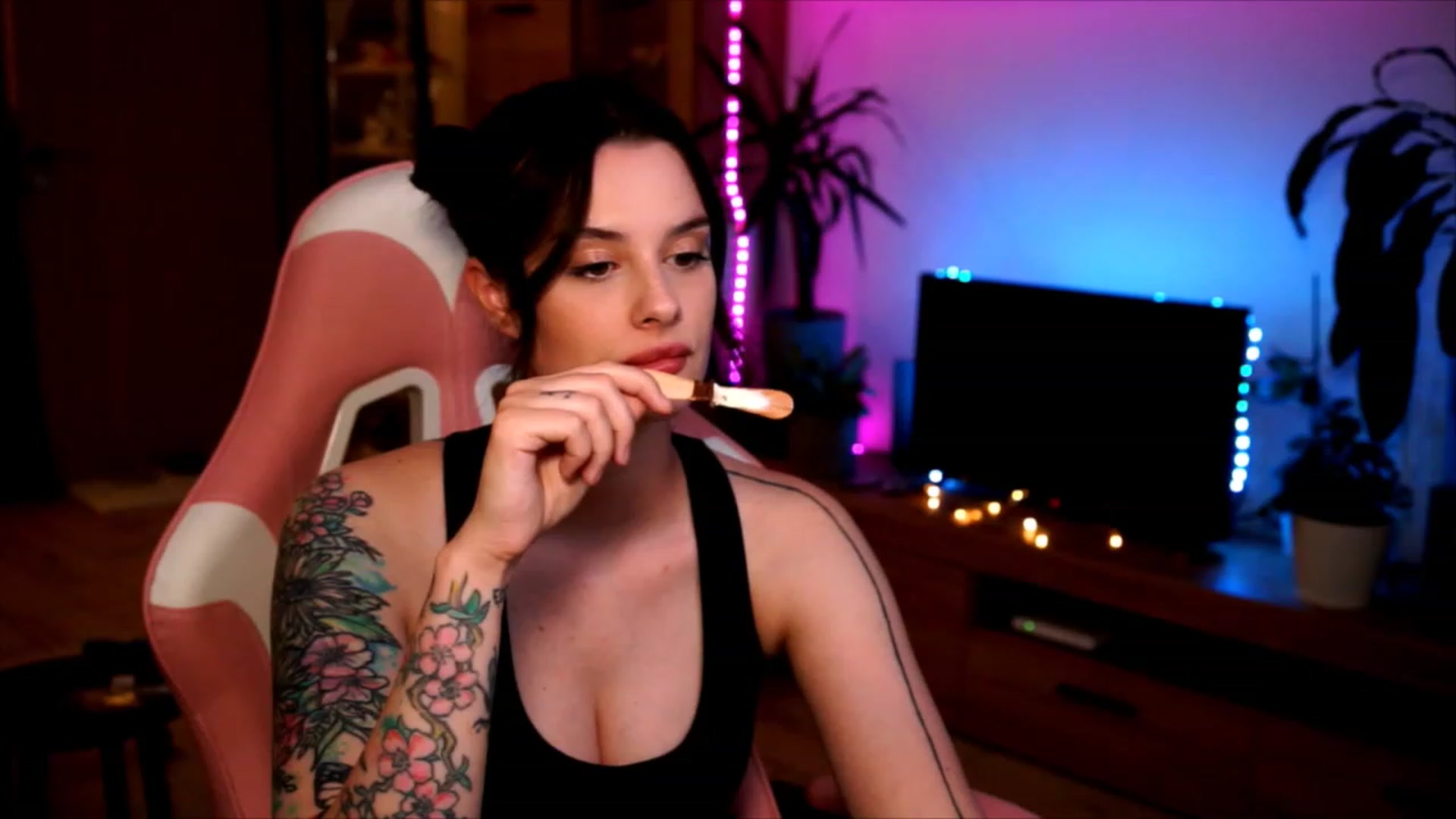 Gallery image thumbnail from lucynutty's myfreecams stream on, 06/11/2023, 19:50 image 10 of 20