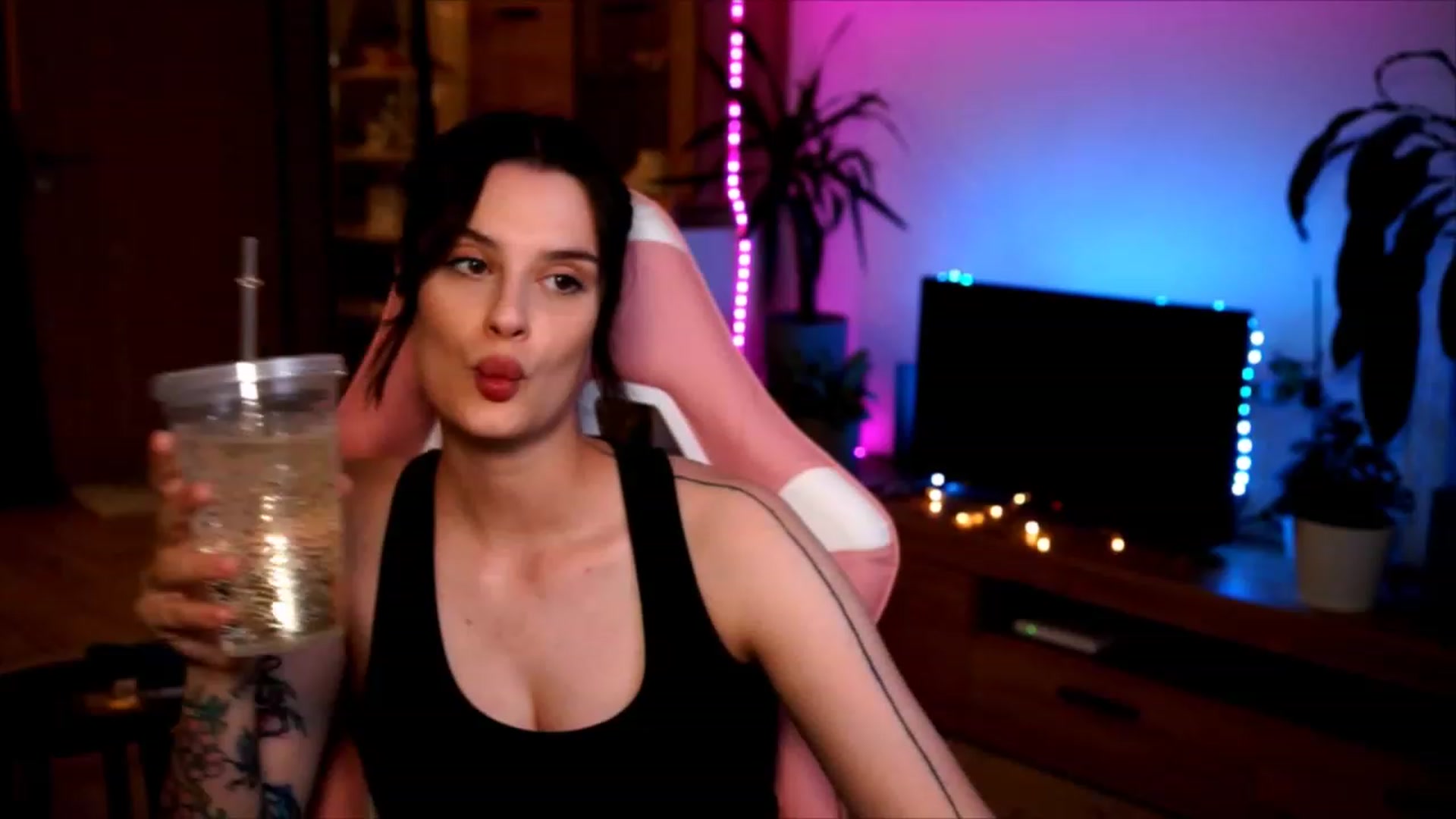 Gallery image thumbnail from lucynutty's myfreecams stream on, 06/11/2023, 19:50 image 1 of 20