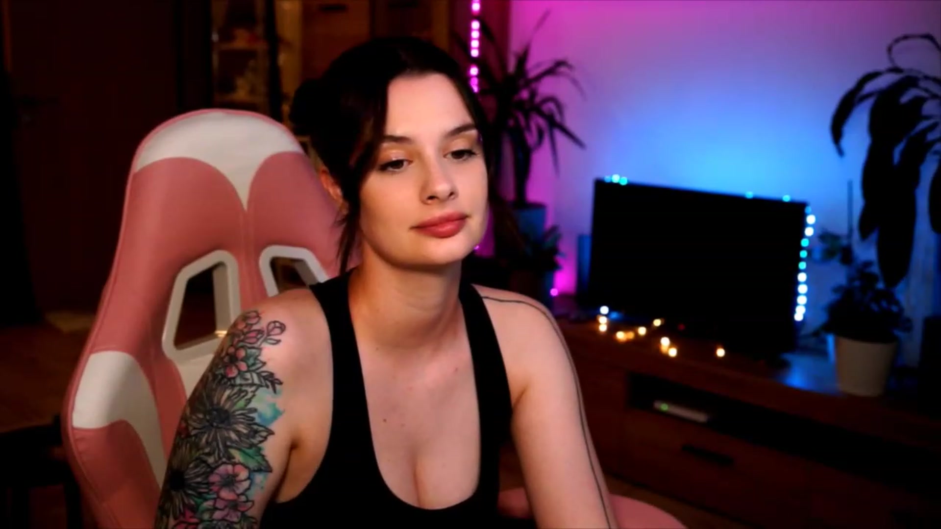 Gallery image thumbnail from lucynutty's myfreecams stream on, 06/11/2023, 19:50 image 17 of 20