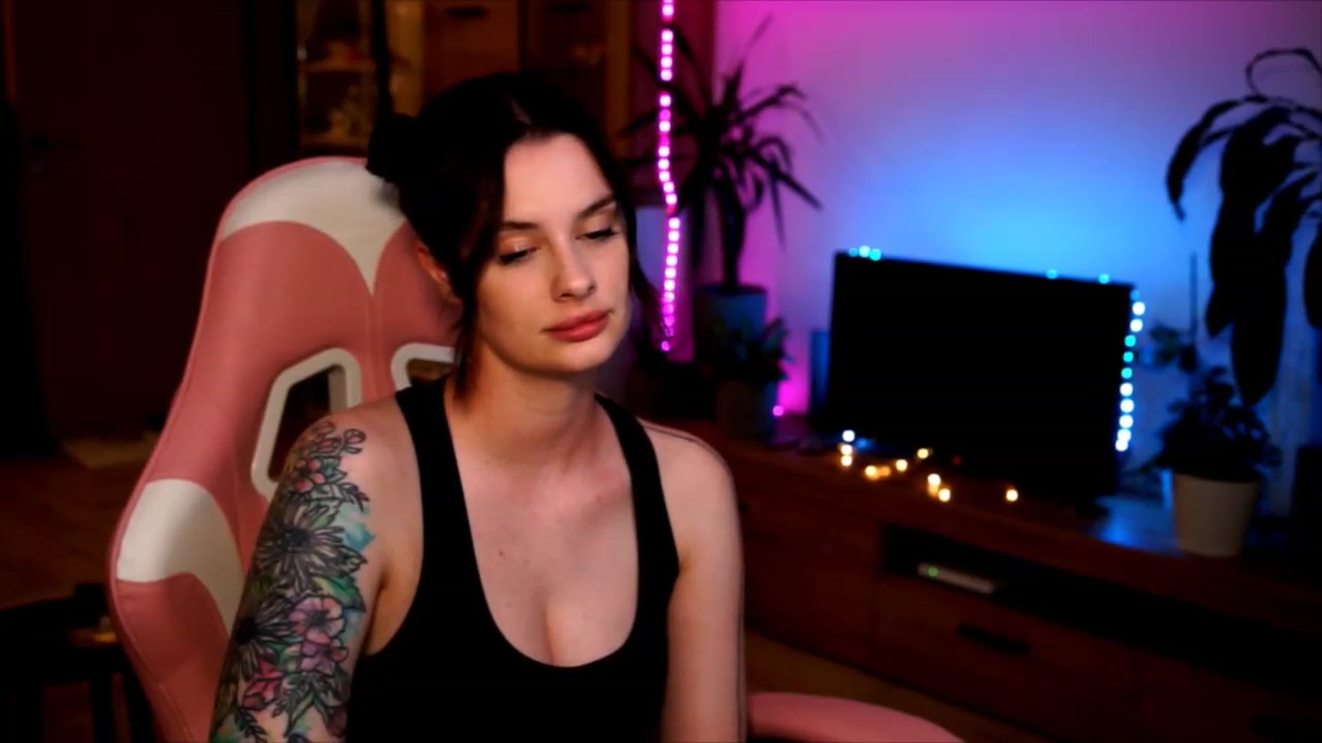Gallery image thumbnail from lucynutty's myfreecams stream on, 06/11/2023, 19:50 image 15 of 20