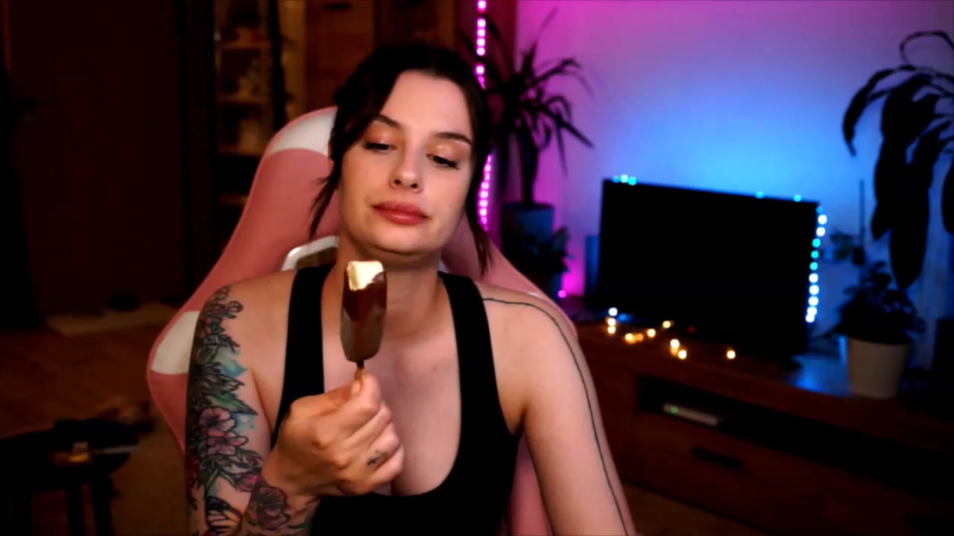 Gallery image thumbnail from lucynutty's myfreecams stream on, 06/11/2023, 19:50 image 7 of 20