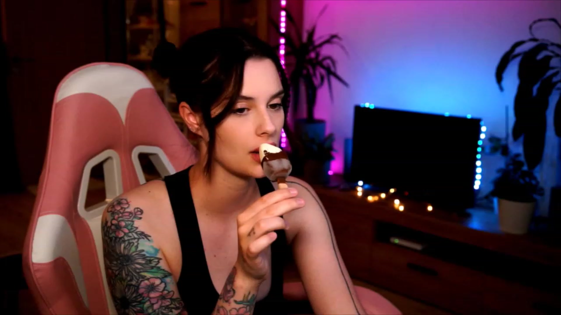 Gallery image thumbnail from lucynutty's myfreecams stream on, 06/11/2023, 19:50 image 8 of 20