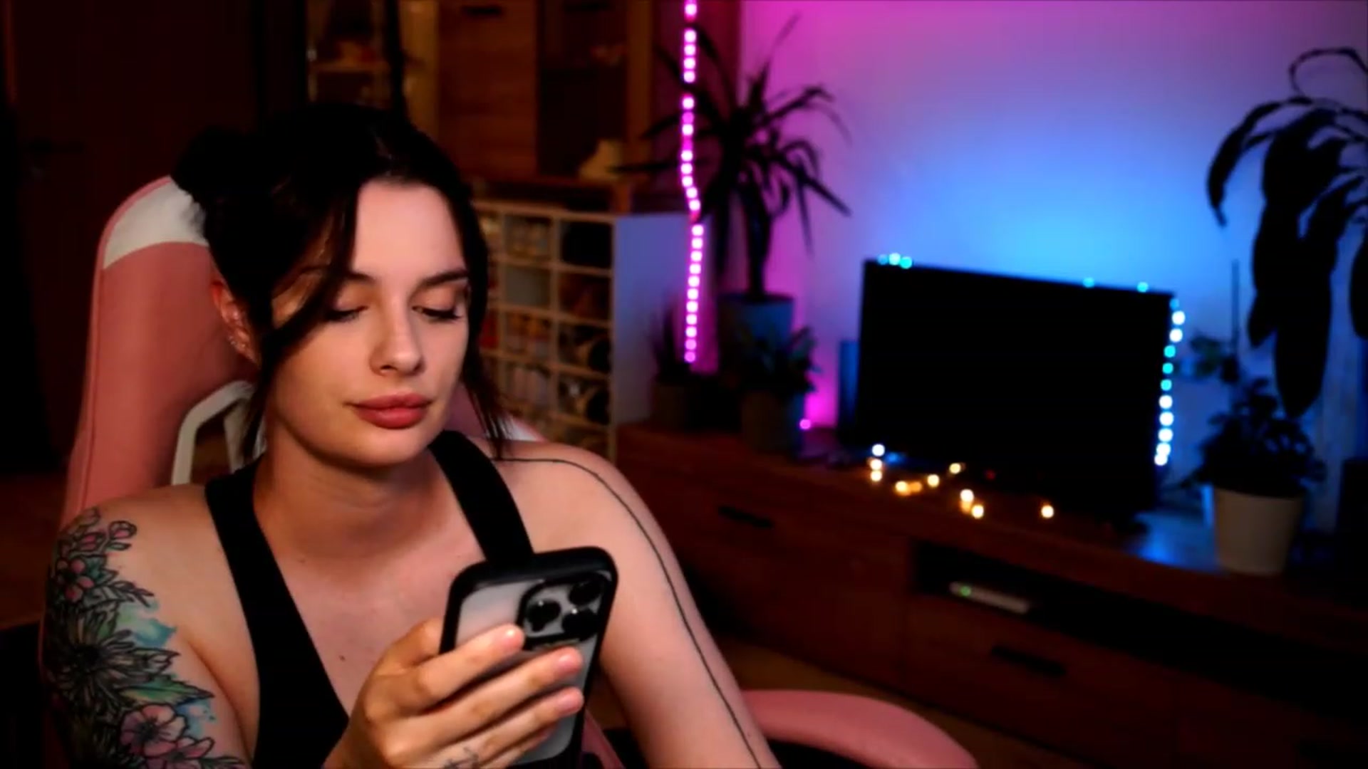 Gallery image thumbnail from lucynutty's myfreecams stream on, 06/11/2023, 19:50 image 19 of 20