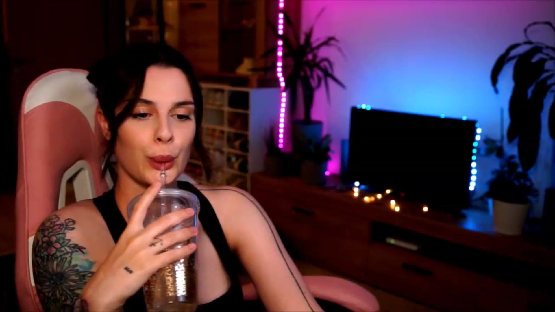 Gallery image thumbnail from lucynutty's myfreecams stream on, 06/11/2023, 19:50 image 13 of 20
