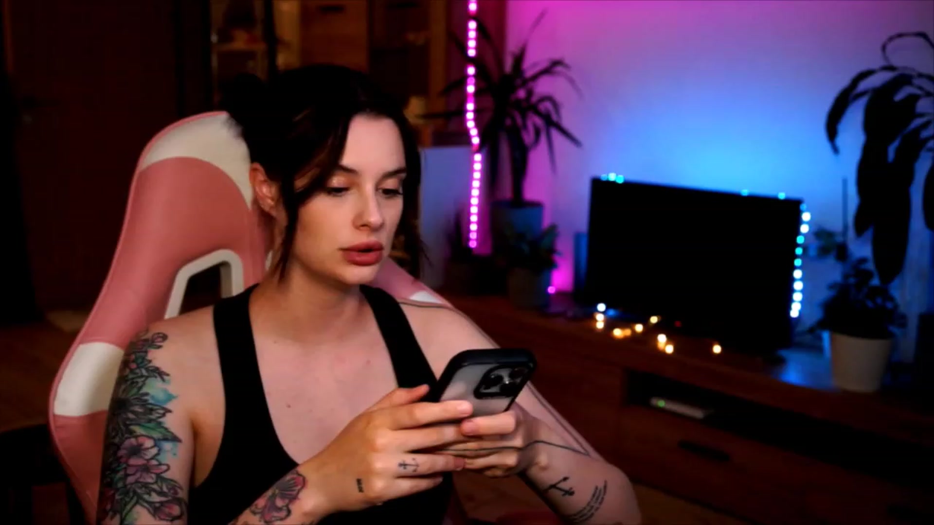 Gallery image thumbnail from lucynutty's myfreecams stream on, 06/11/2023, 19:50 image 2 of 20
