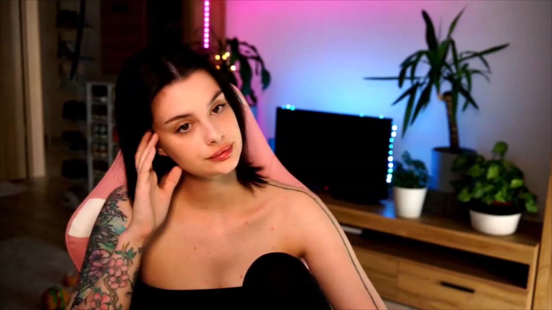 Gallery image thumbnail from lucynutty's myfreecams stream on, 06/13/2023, 09:52 image 2 of 20
