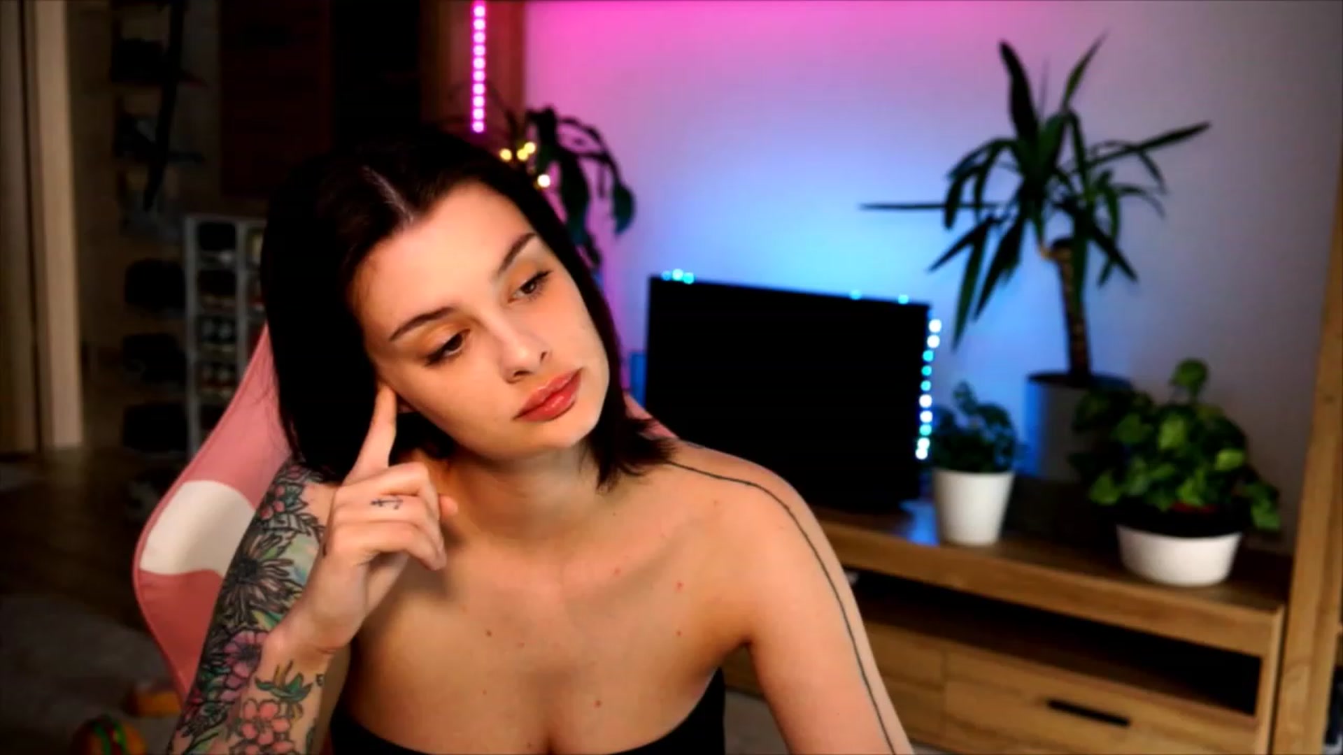 Gallery image thumbnail from lucynutty's myfreecams stream on, 06/13/2023, 09:52 image 15 of 20