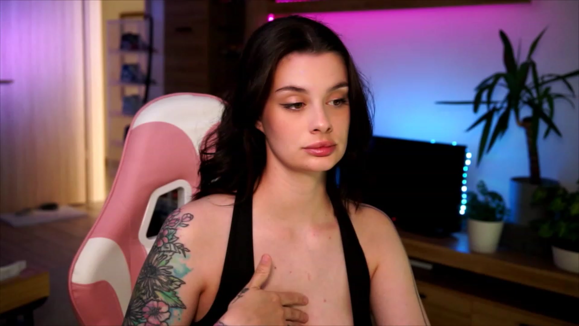 Gallery image thumbnail from lucynutty's myfreecams stream on, 06/13/2023, 17:36 image 6 of 20