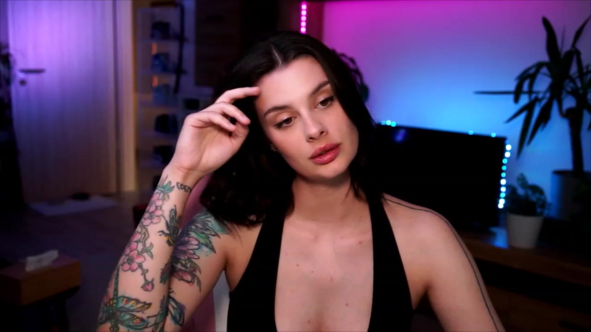 Gallery image thumbnail from lucynutty's myfreecams stream on, 06/13/2023, 18:15 image 8 of 20
