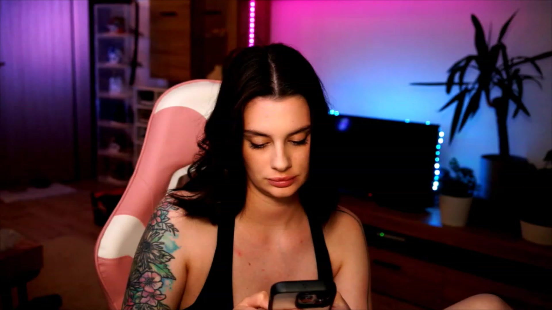 Gallery image thumbnail from lucynutty's myfreecams stream on, 06/13/2023, 21:30 image 5 of 20