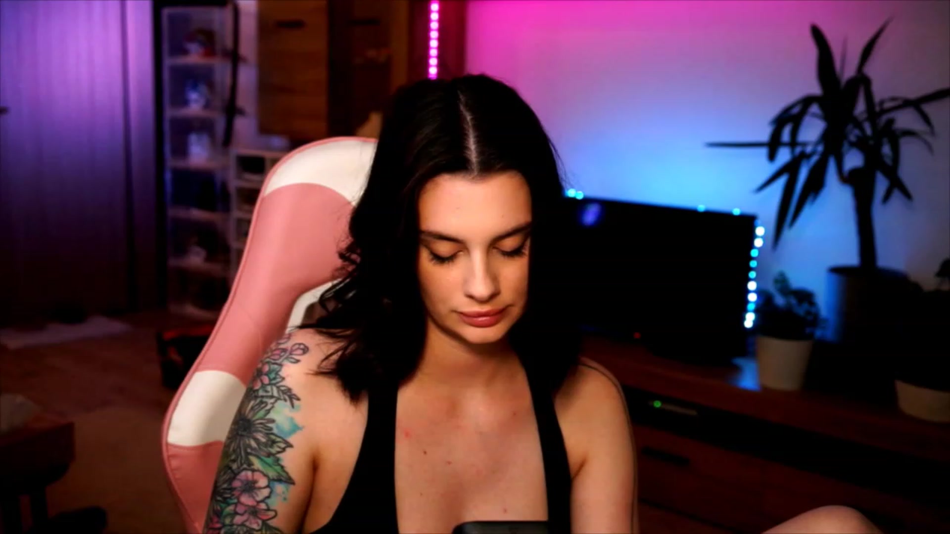 Gallery image thumbnail from lucynutty's myfreecams stream on, 06/13/2023, 21:30 image 6 of 20