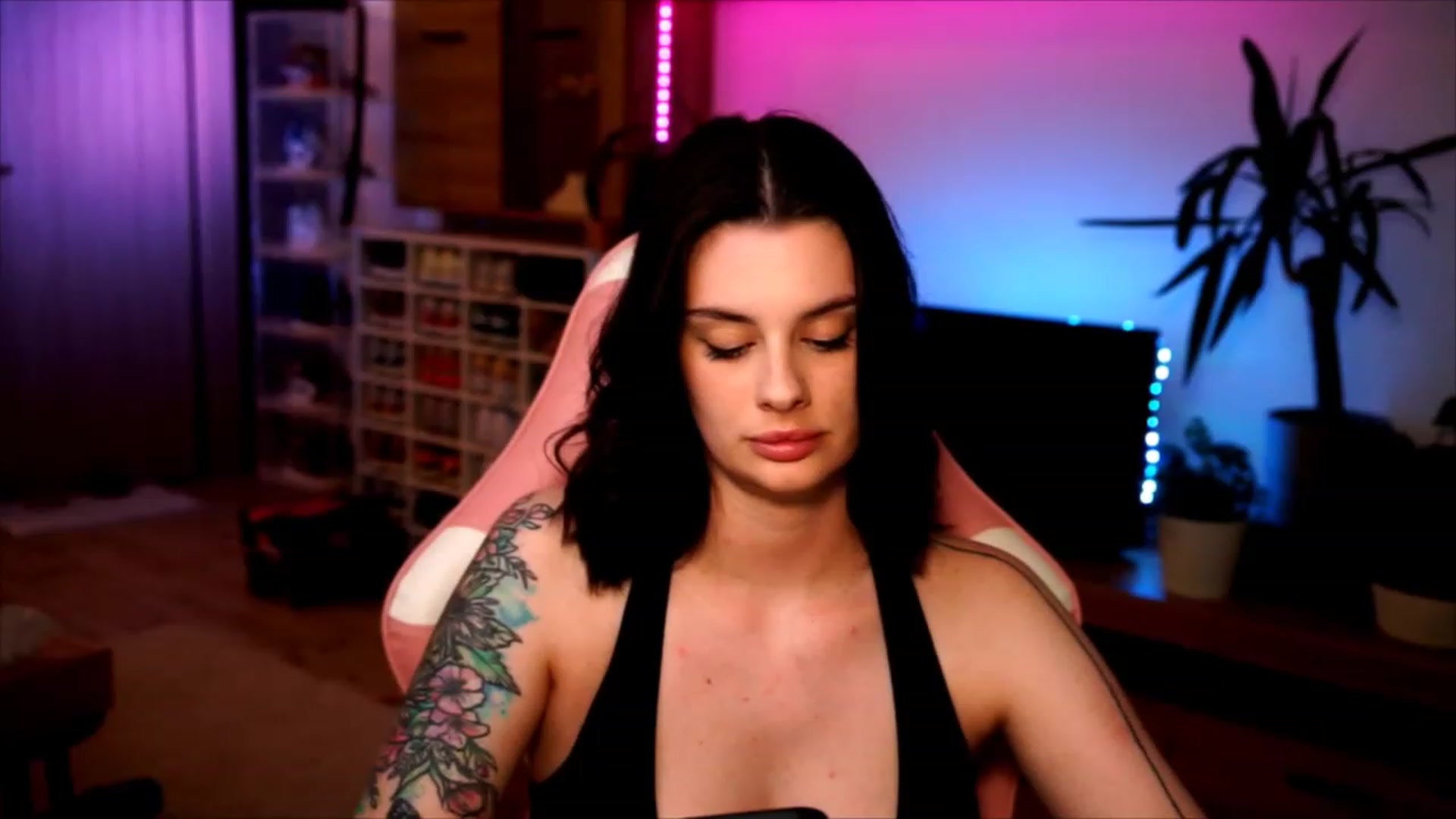 Gallery image thumbnail from lucynutty's myfreecams stream on, 06/13/2023, 21:30 image 15 of 20