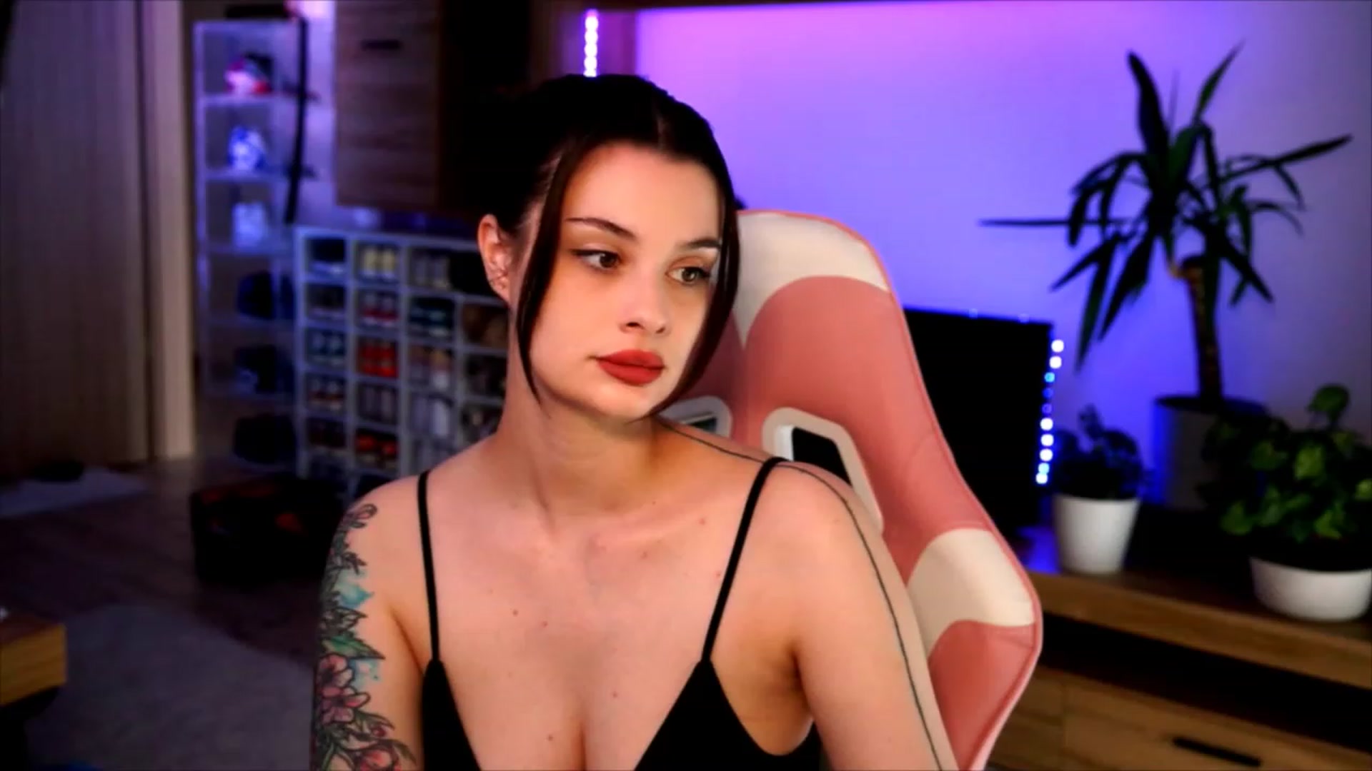 Gallery image thumbnail from lucynutty's myfreecams stream on, 06/14/2023, 10:20 image 6 of 20