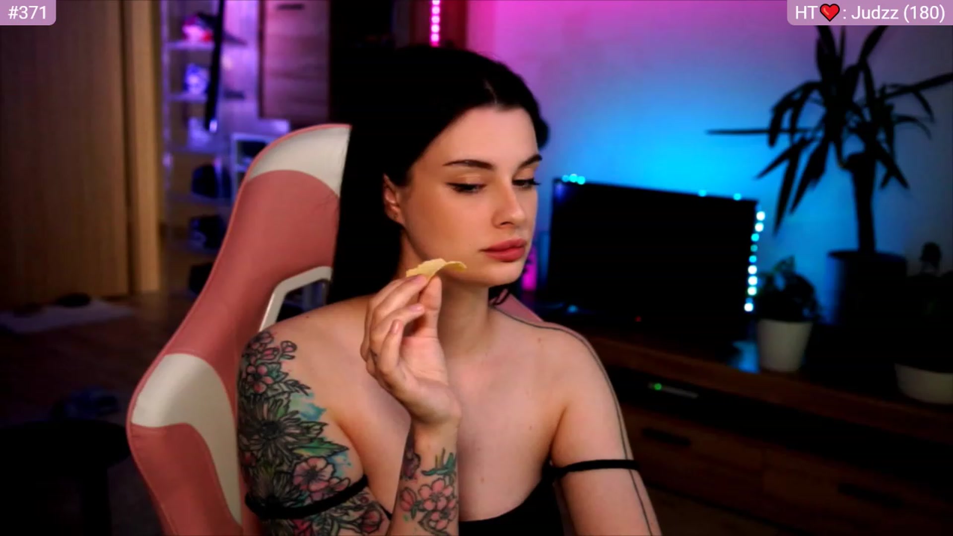 Gallery image thumbnail from lucynutty's myfreecams stream on, 06/17/2023, 18:13 image 7 of 20