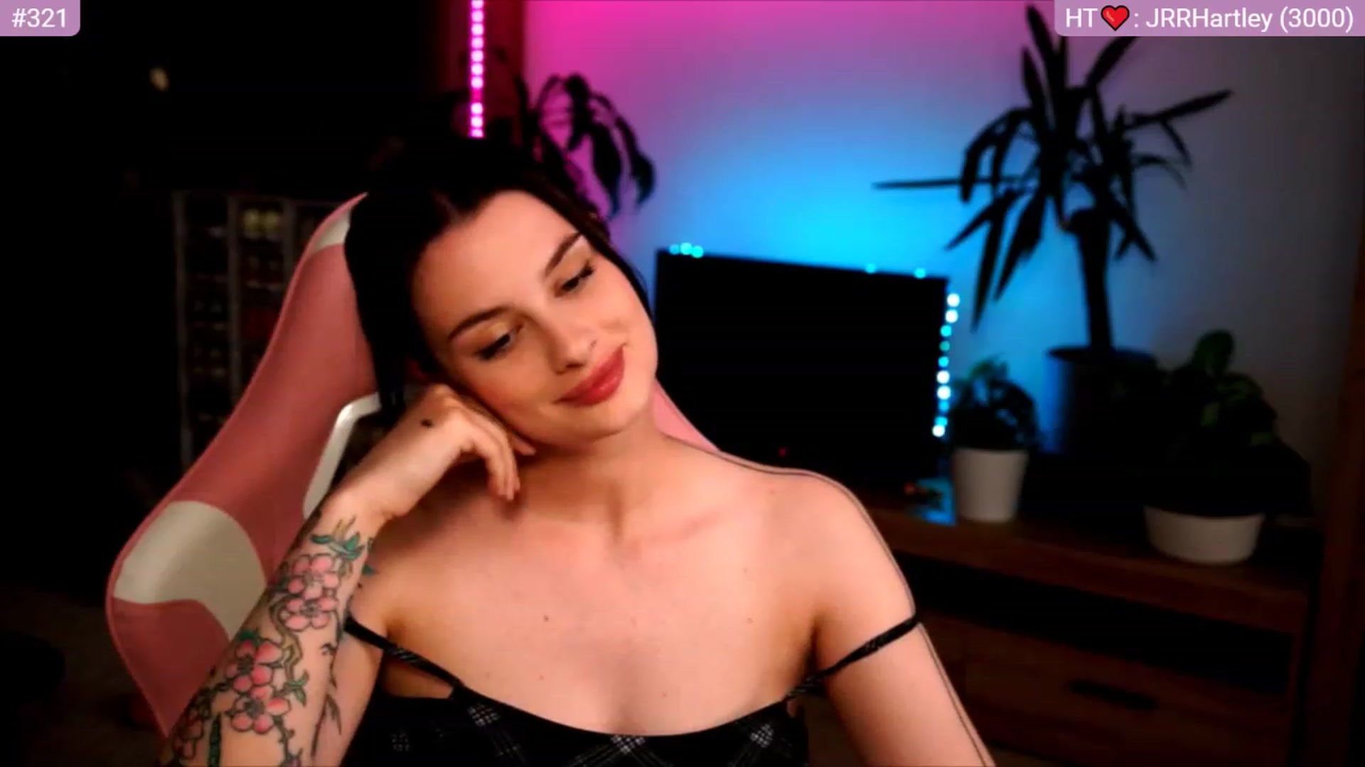 Gallery image thumbnail from lucynutty's myfreecams stream on, 06/20/2023, 19:17 image 10 of 20