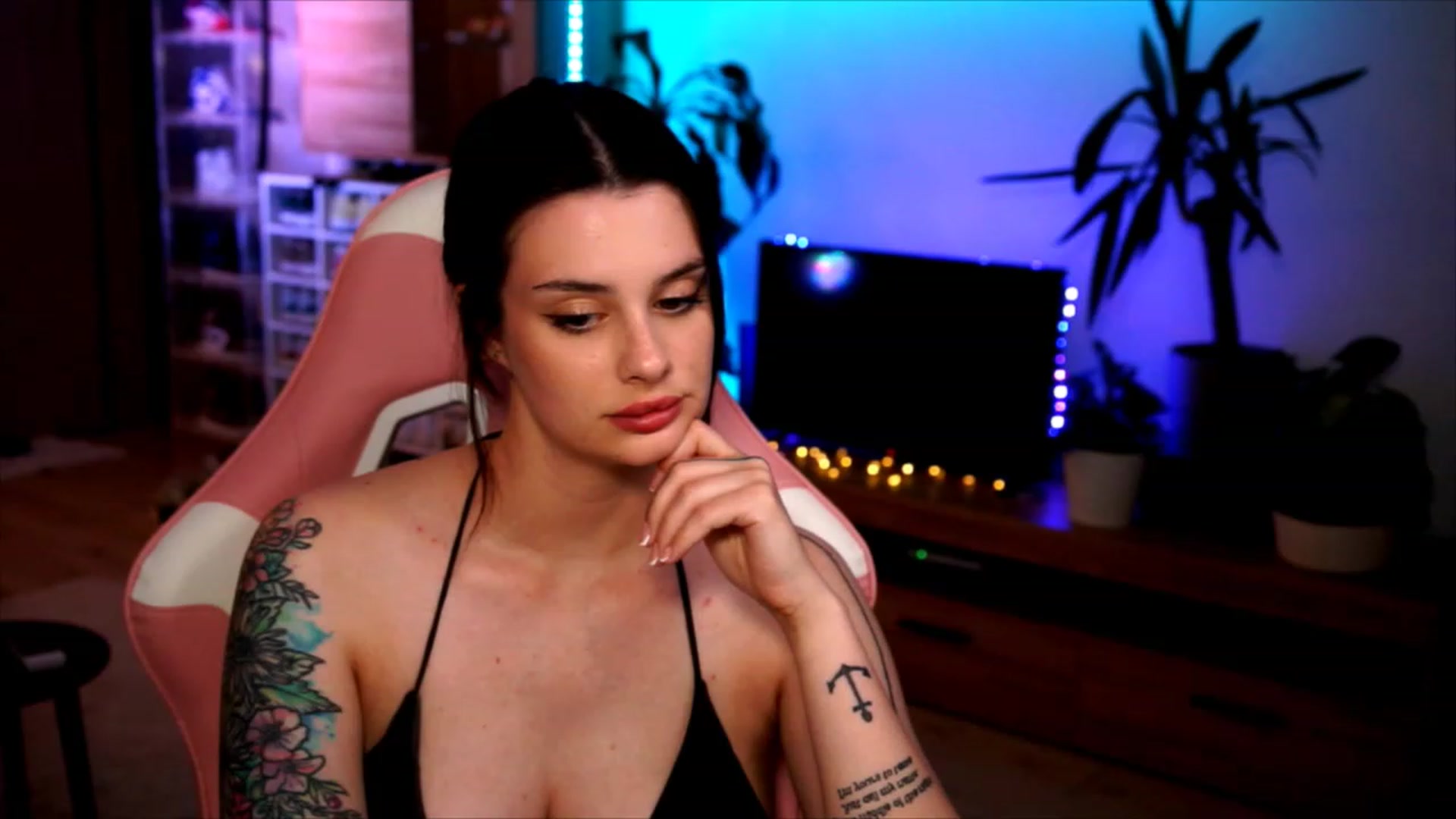 Gallery image thumbnail from lucynutty's myfreecams stream on, 06/25/2023, 20:16 image 17 of 20