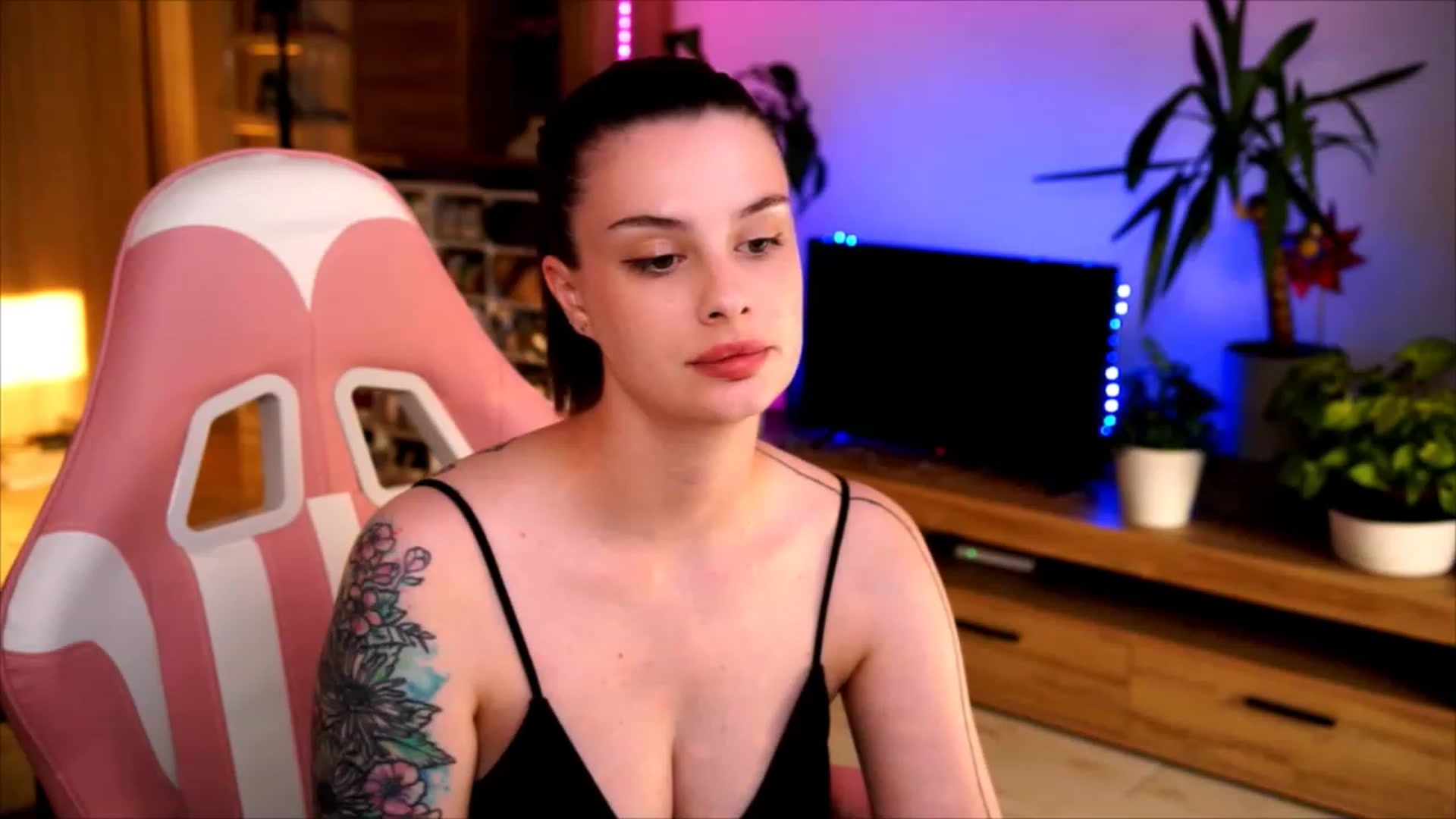 Gallery image thumbnail from lucynutty's myfreecams stream on, 06/26/2023, 18:08 image 19 of 20