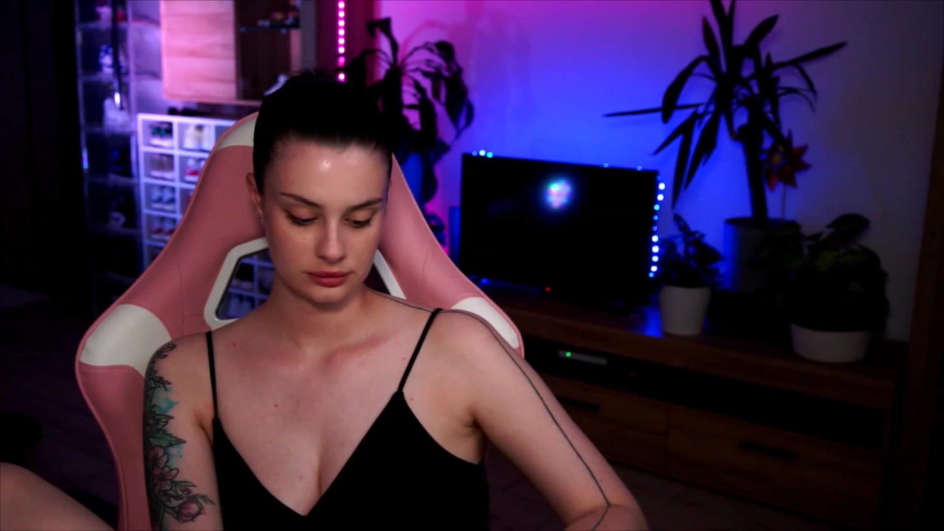 Gallery image thumbnail from lucynutty's myfreecams stream on, 06/26/2023, 19:25 image 13 of 20