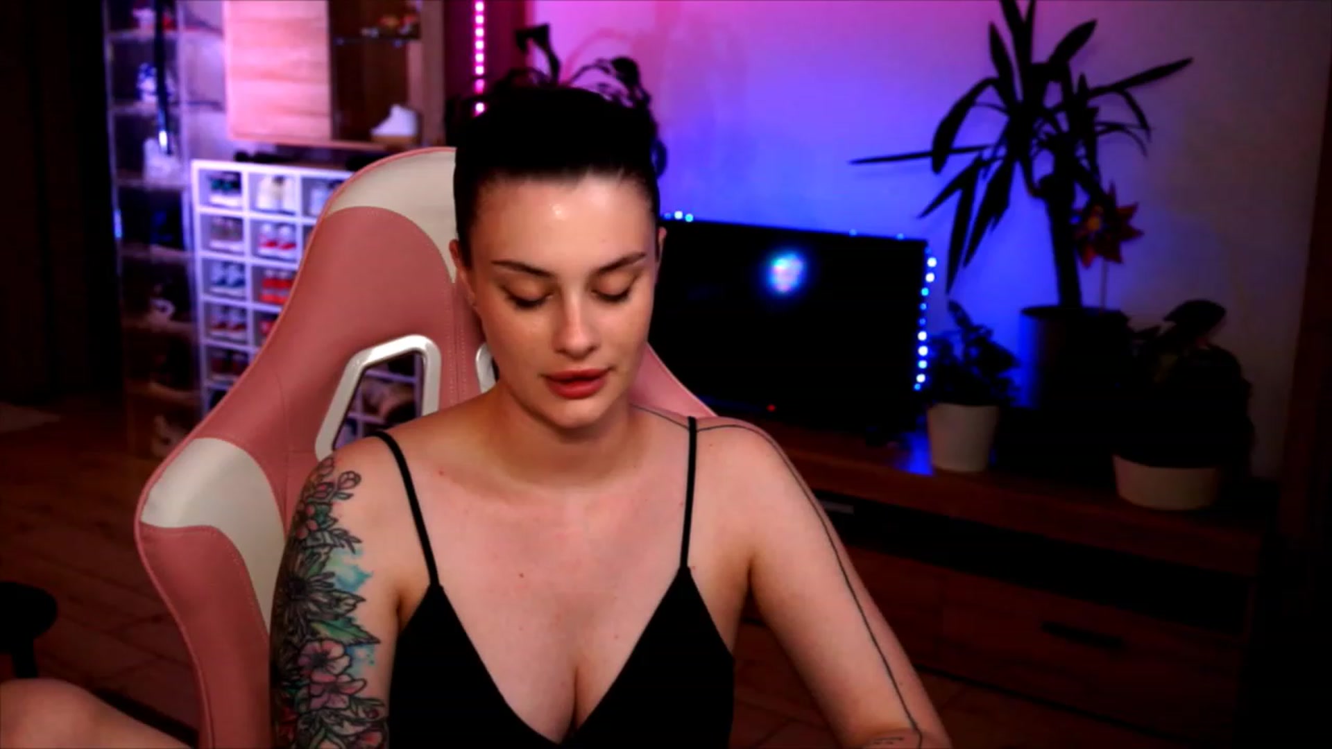 Gallery image thumbnail from lucynutty's myfreecams stream on, 06/26/2023, 19:51 image 8 of 20