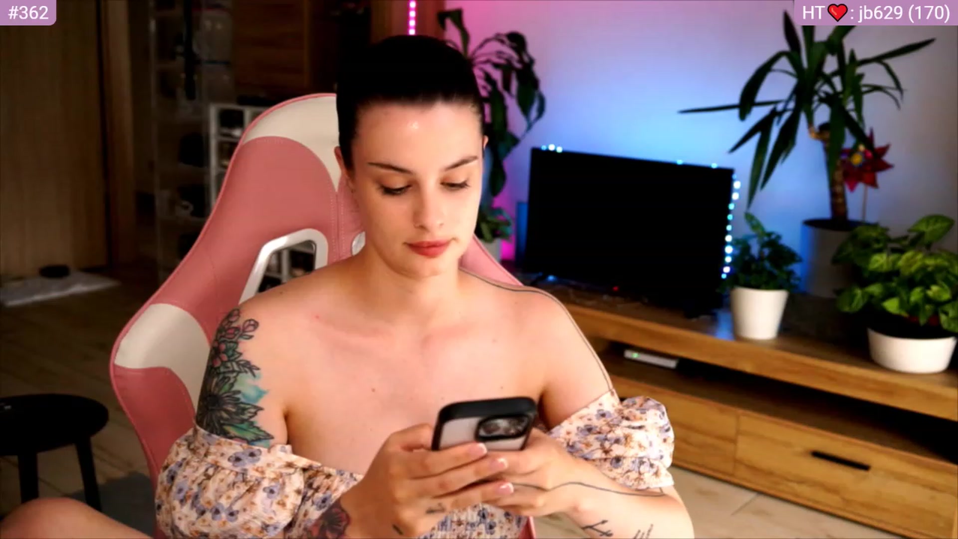 Gallery image thumbnail from lucynutty's myfreecams stream on, 06/27/2023, 10:58 image 6 of 20